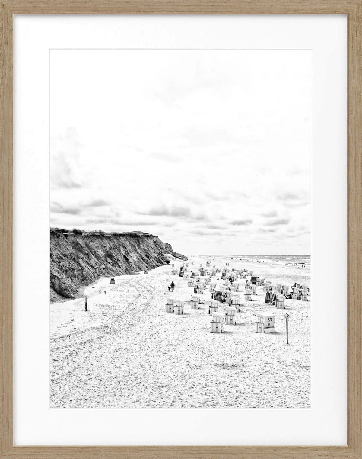 Schwarz-weiß Poster mit Rahmen von Cosman-Photocollection, zeigt Strandkörbe auf Sylt in Kampen, Maße 25x31 cm.