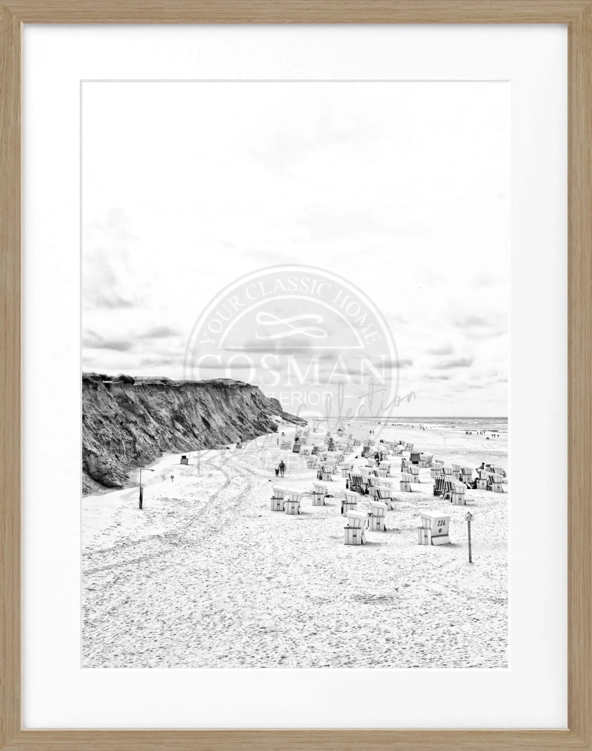 Schwarz-weiß Poster mit Rahmen von Cosman-Photocollection, zeigt Strandkörbe auf Sylt in Kampen, Maße 25x31 cm.