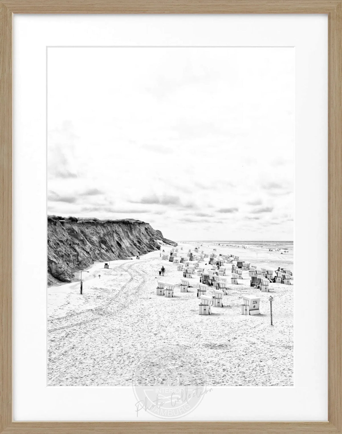 Schwarz-weiß Poster mit Rahmen von Cosman-Photocollection, zeigt Strandkörbe auf Sylt in Kampen, Maße 25x31 cm.