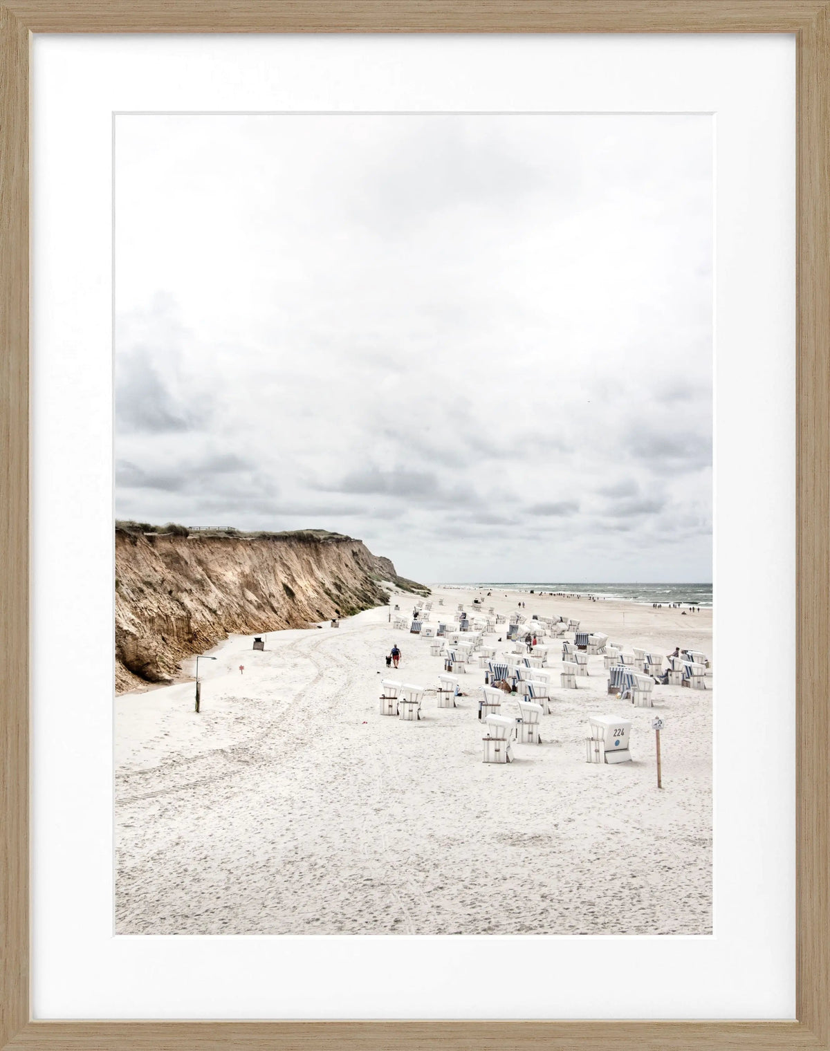 Schwarz-weiß Poster mit Rahmen, zeigt Strandkörbe an der Nordsee auf Sylt, Kampen, von Cosman-Photocollection, 25x31 cm