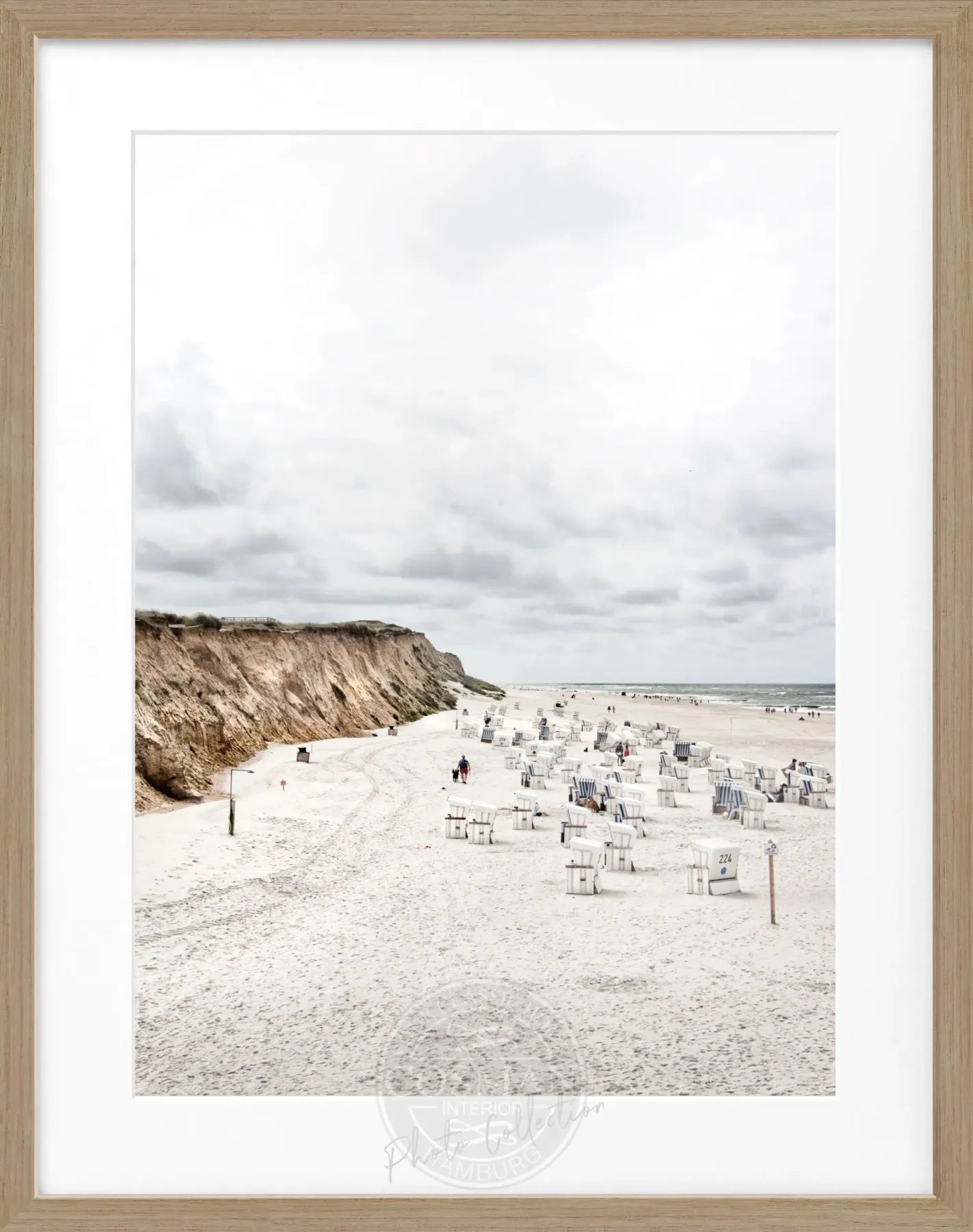 Schwarz-weiß Poster mit Rahmen, zeigt Strandkörbe an der Nordsee auf Sylt, Kampen, von Cosman-Photocollection, 25x31 cm