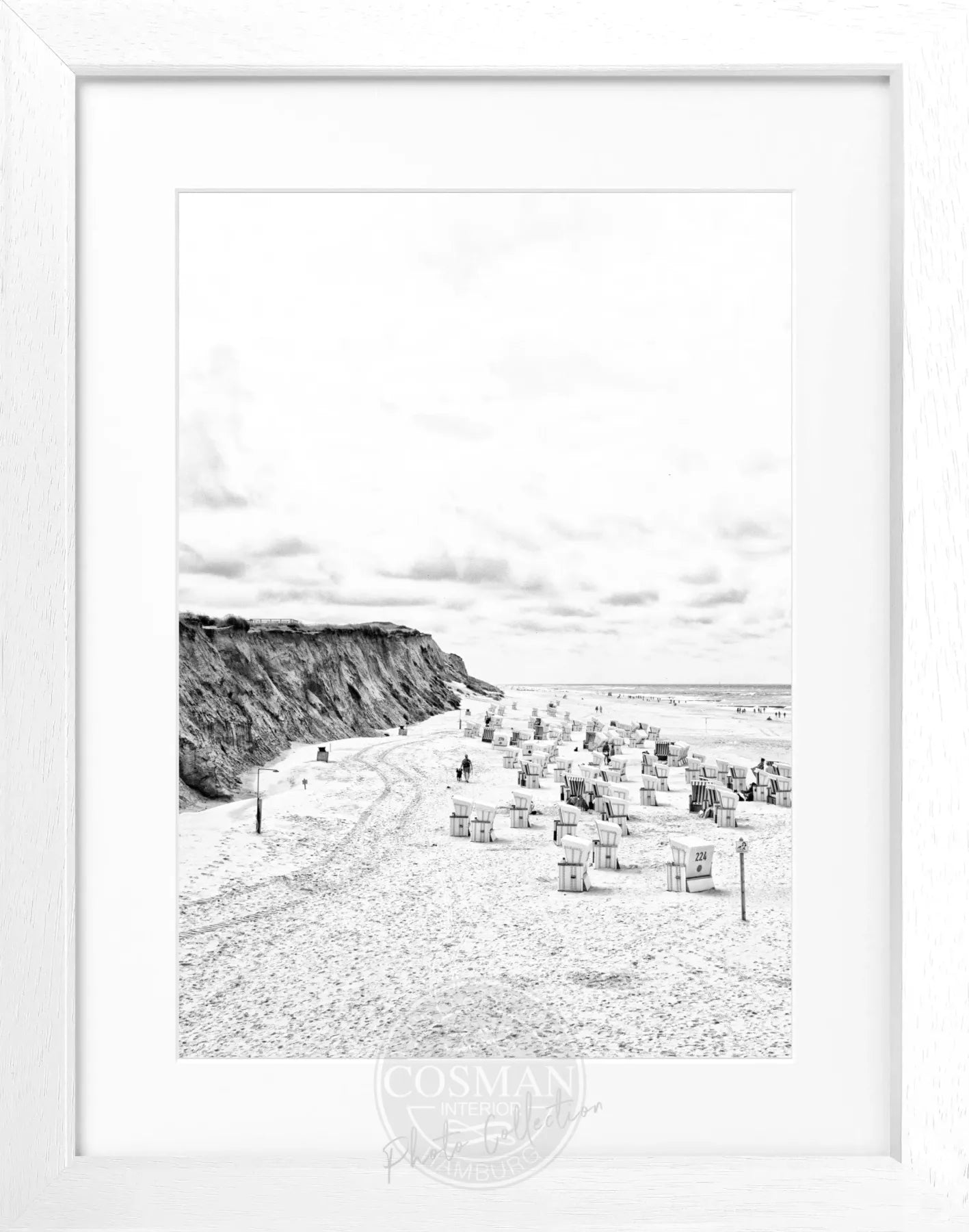 Schwarz-weiß Poster mit Rahmen von Cosman-Photocollection, zeigt Strandkörbe am Kampener Strand auf Sylt, Maße 25x31 cm.