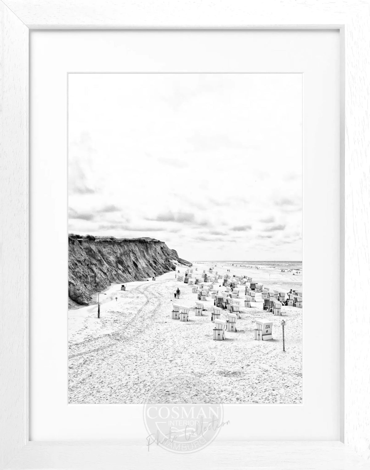 Schwarz-weiß Poster mit Rahmen von Cosman-Photocollection, zeigt Strandkörbe am Kampener Strand auf Sylt, Maße 25x31 cm.