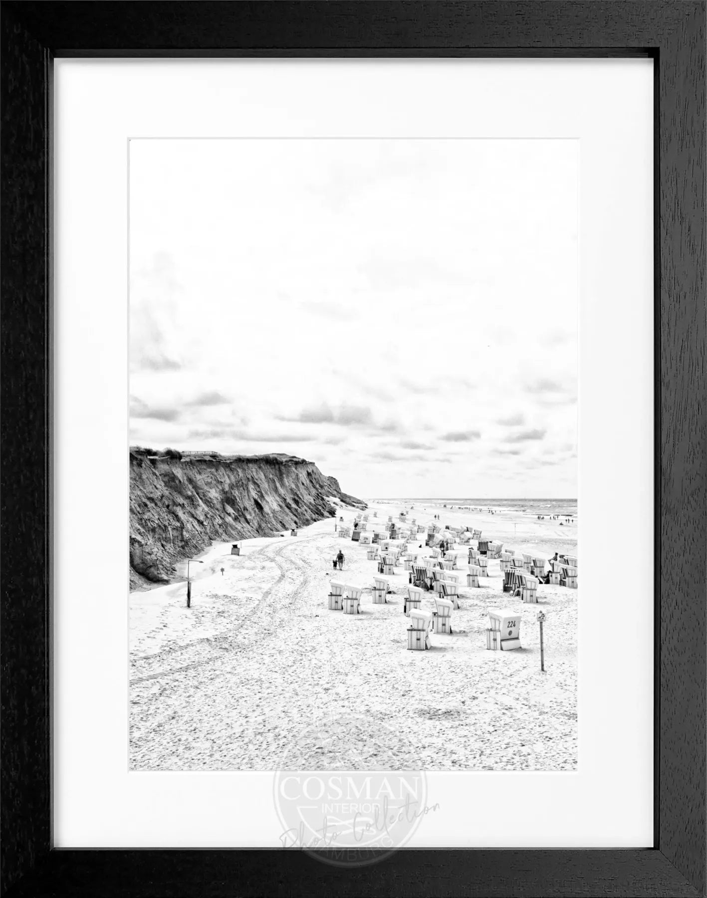 Schwarz-weiß Poster mit Rahmen, zeigt Strandkörbe am Strand von Kampen auf Sylt, von Cosman-Photocollection, 25x31cm