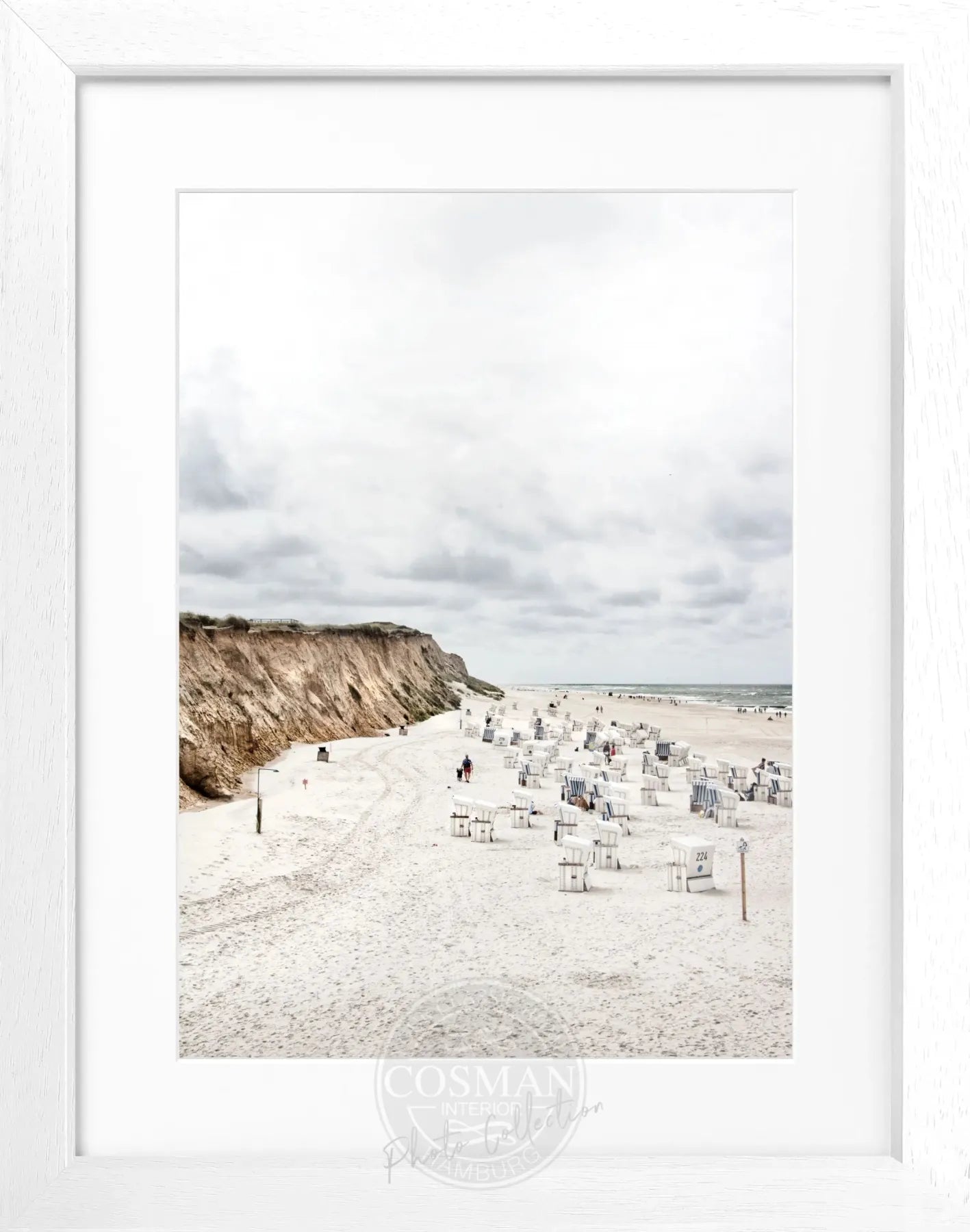 Schwarz-weiß Poster mit Rahmen, zeigt Strandkörbe am Strand von Kampen auf Sylt, von Cosman-Photocollection, 25x31 cm