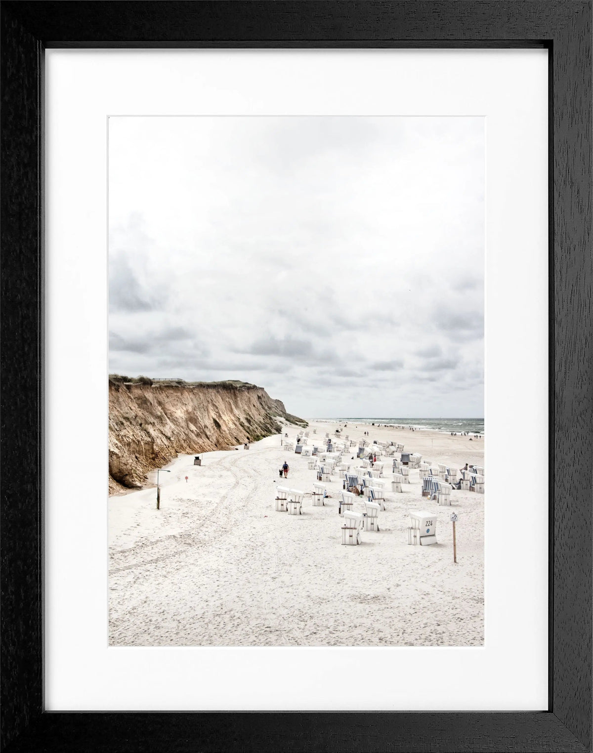 Schwarz-weiß Poster mit Rahmen, zeigt Strandkörbe am Strand von Kampen auf Sylt, von Cosman-Photocollection.