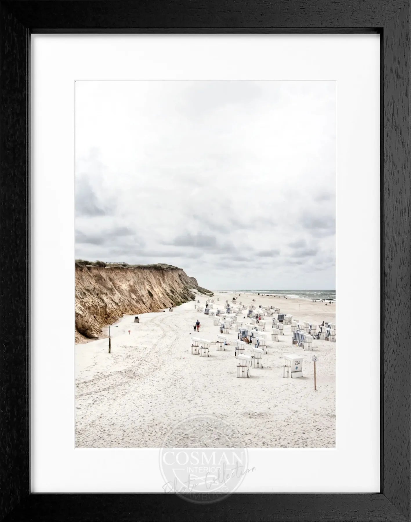 Schwarz-weiß Poster mit Rahmen, zeigt Strandkörbe am Strand von Kampen auf Sylt, von Cosman-Photocollection.