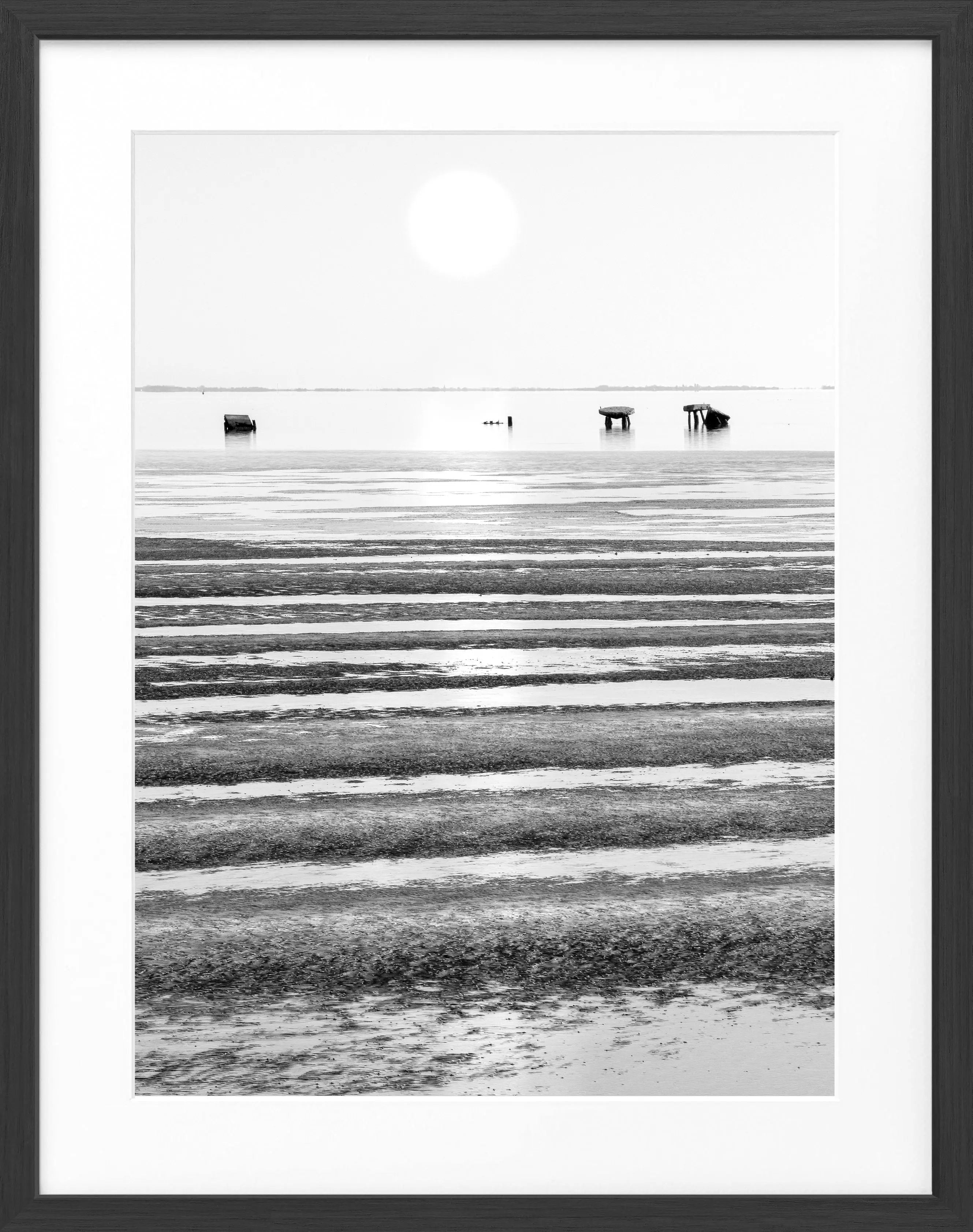 Schwarz-weiß Poster mit Rahmen von Cosman-Photocollection, Wattenmeer Sylt, 25x31 cm, maritime Küstenlandschaft in Szene gesetzt