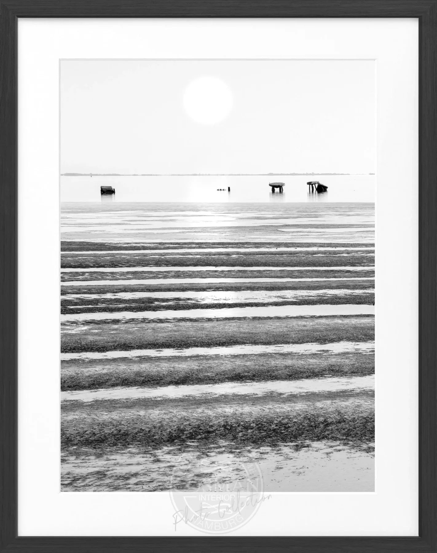 Schwarz-weiß Poster mit Rahmen von Cosman-Photocollection, Wattenmeer Sylt, 25x31 cm, maritime Küstenlandschaft in Szene gesetzt