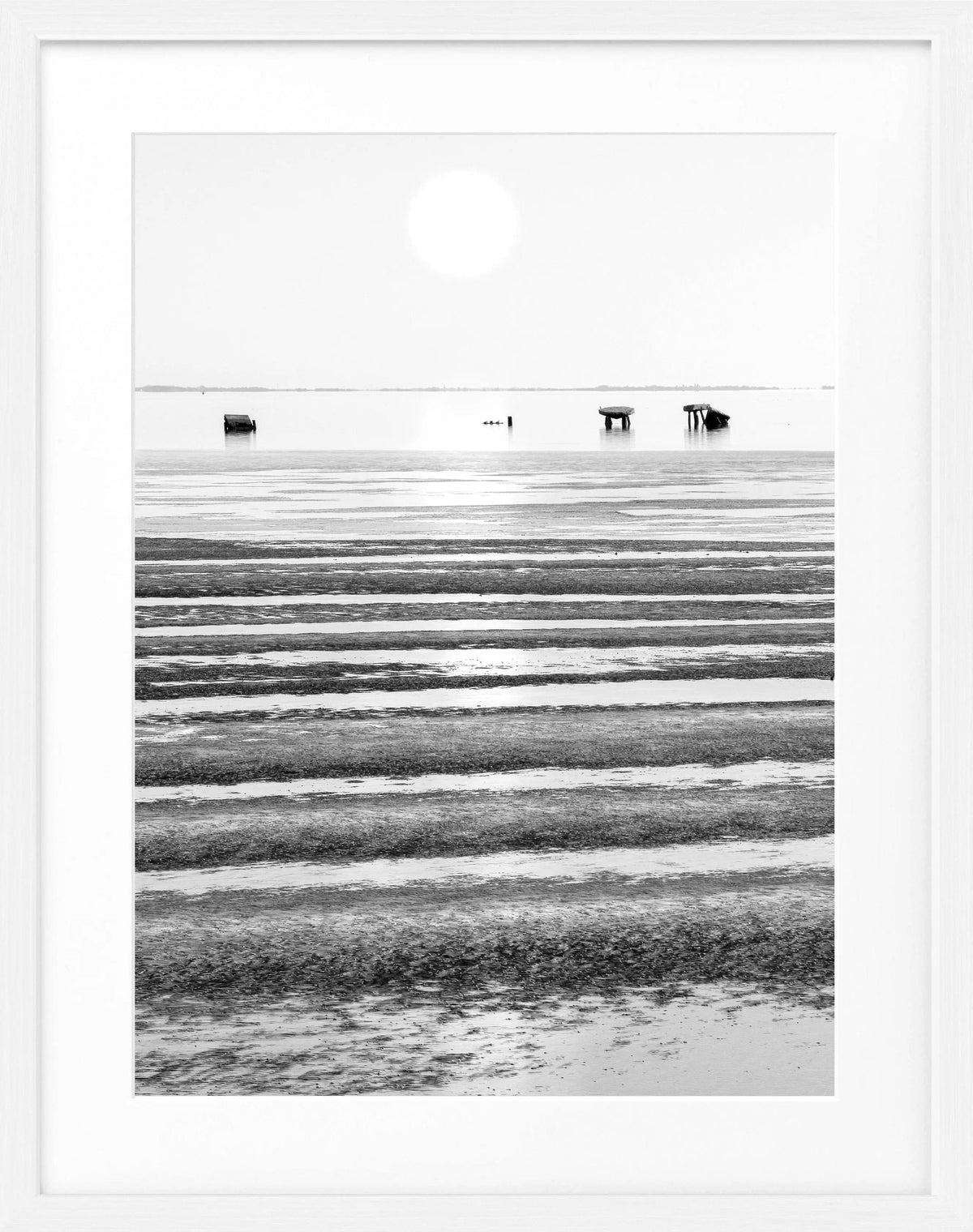 Schwarz-weiß Poster mit Rahmen ’Wattenmeer’ Sylt von Cosman-Photocollection, 25x31 cm, Meereslandschaft, stilvolle Wanddekoration