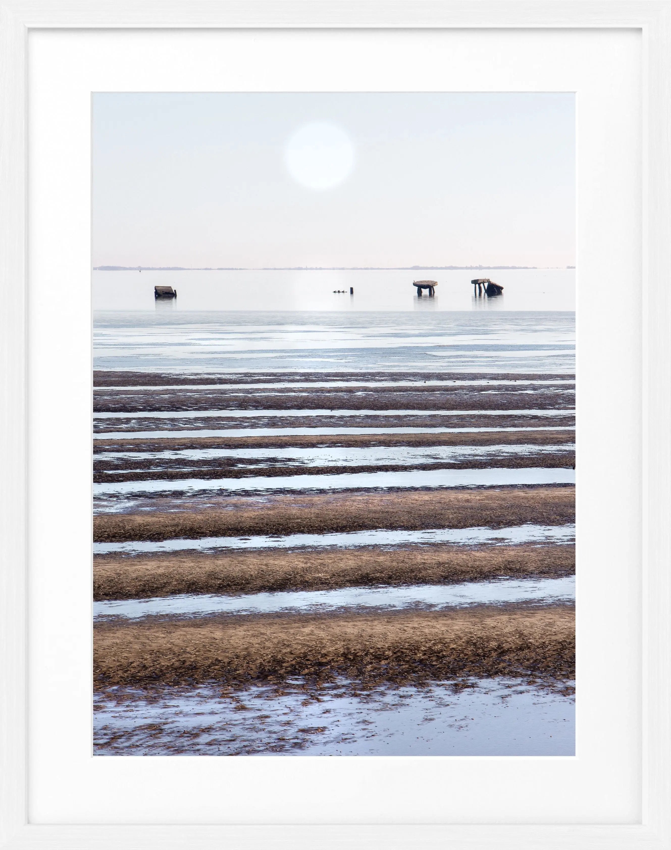 Schwarz-weiß Poster mit Rahmen vom Wattenmeer auf Sylt, von Cosman-Photocollection, 25x31 cm, Wanddekoration