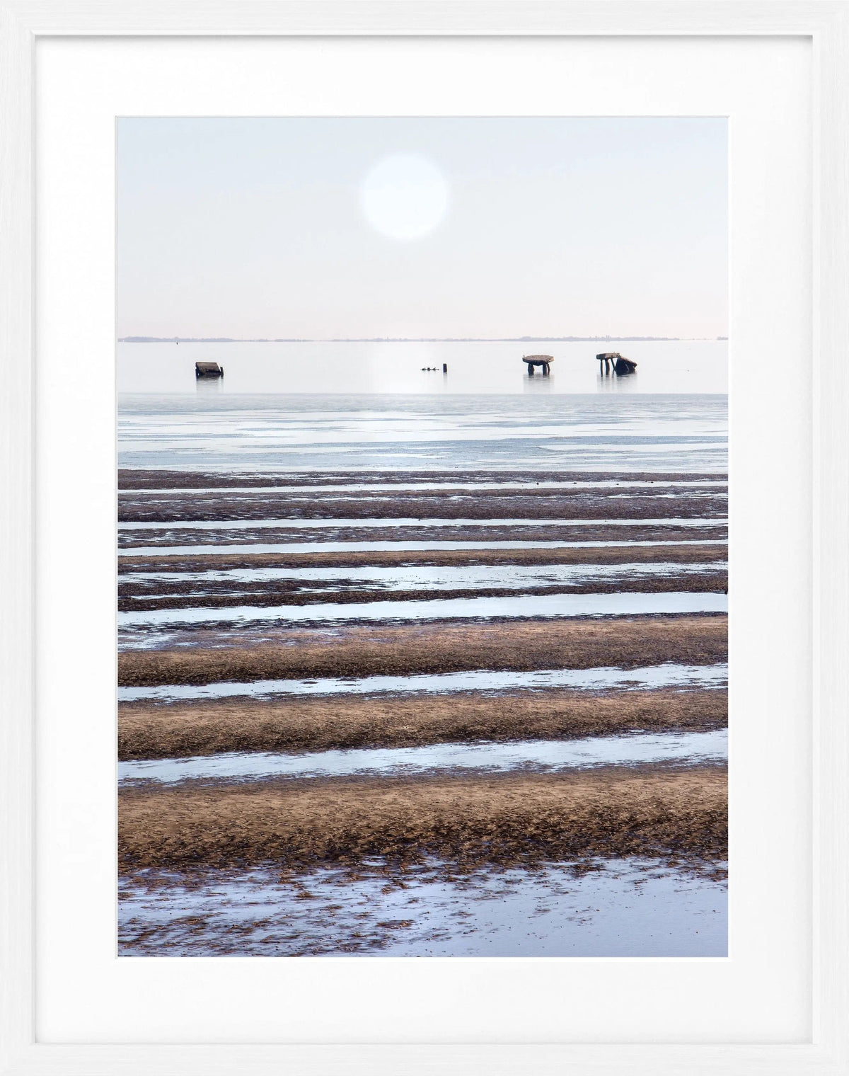Schwarz-weiß Poster mit Rahmen, Wattenmeer-Szene auf Sylt, von Cosman-Photocollection, 25x31 cm, Wanddekoration