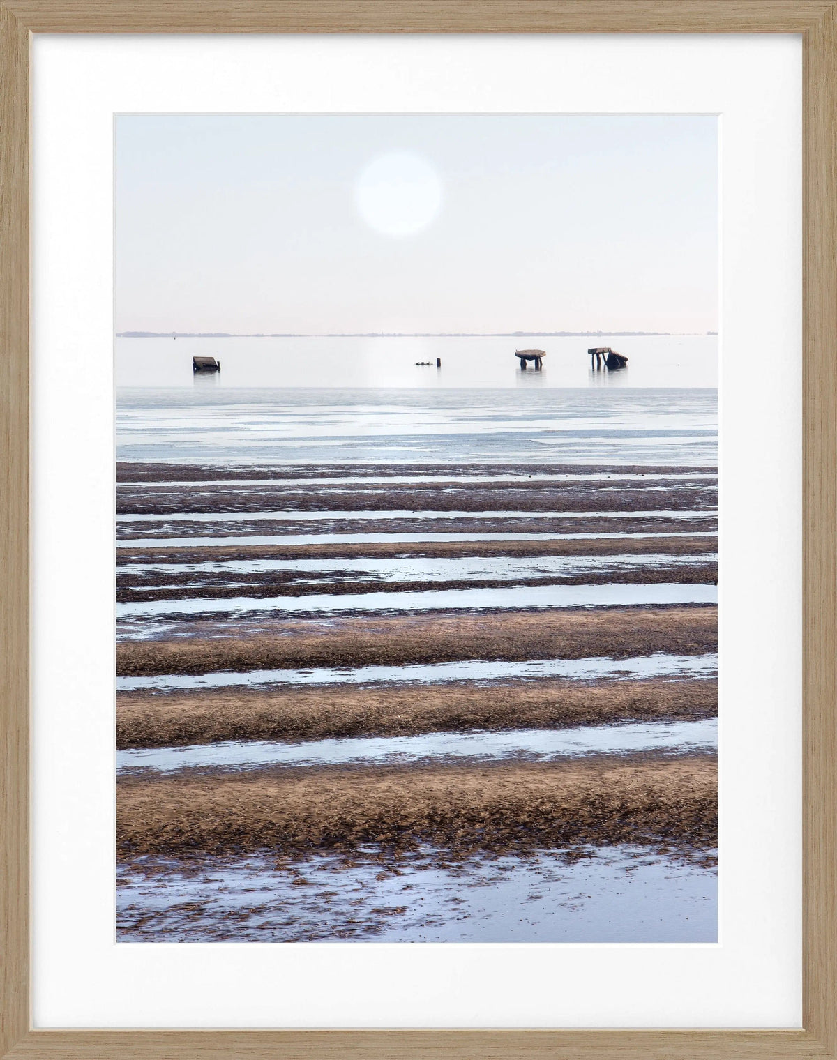 Schwarz-weiß Poster mit Rahmen 'Wattenmeer' Sylt von Cosman-Photocollection, 25x31 cm, Meereslandschaft in elegantem Design.