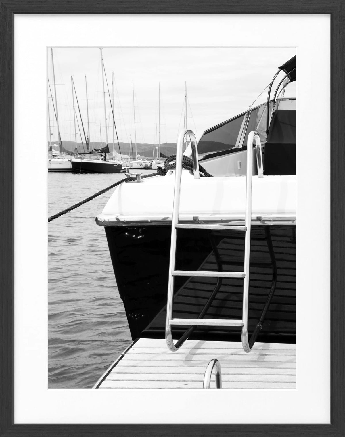 Schwarz-weiß Poster mit Rahmen 'Yacht' Saint Tropez, 25x31 cm, von Cosman-Photocollection, modernes Meeresmotiv