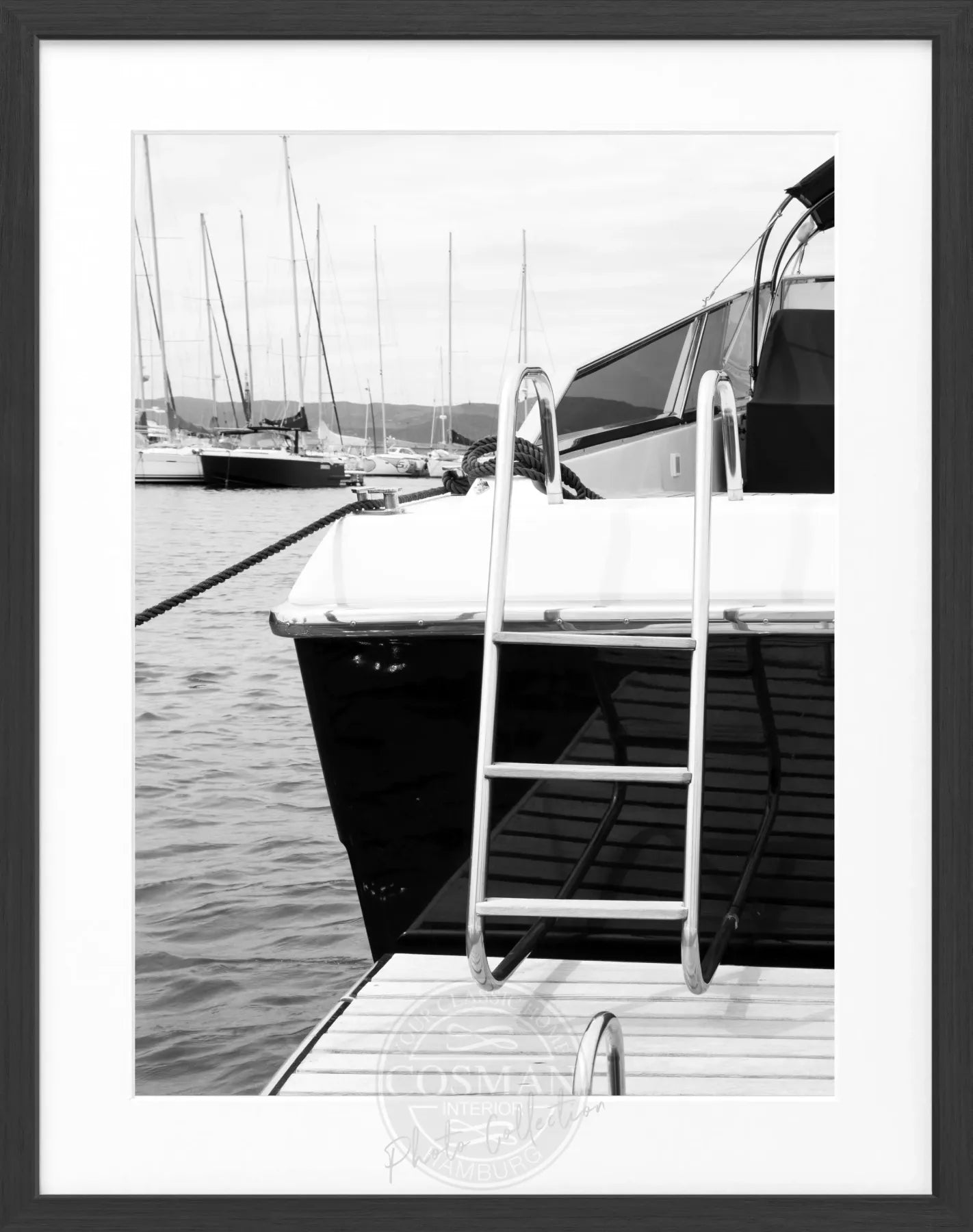 Schwarz-weiß Poster mit Rahmen 'Yacht' Saint Tropez, 25x31 cm, von Cosman-Photocollection, modernes Meeresmotiv