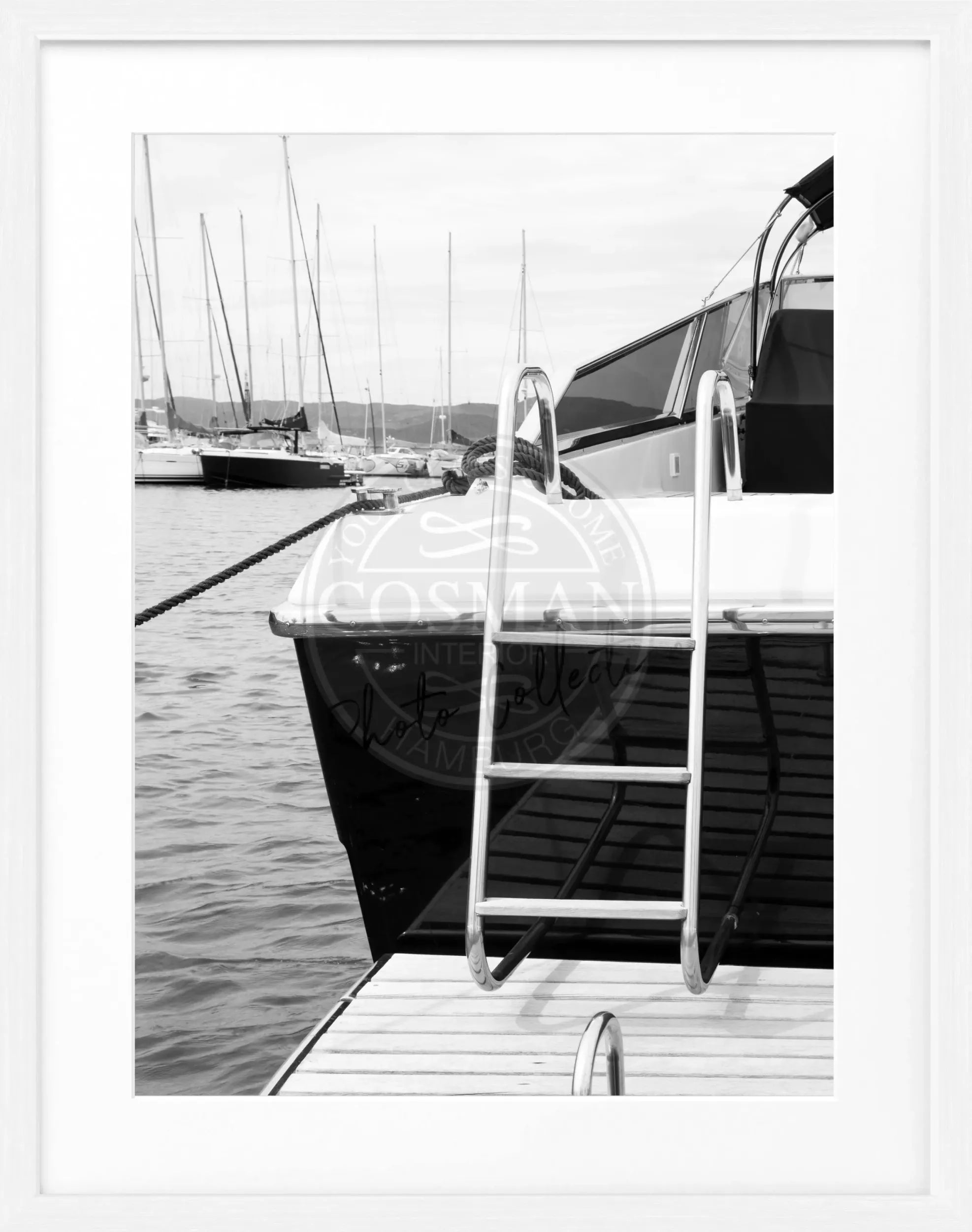Schwarz-weiß Poster mit Rahmen 'Yacht' Saint Tropez, von Cosman-Photocollection, mit Motiv eines Bootes, Maße 25x31 cm.