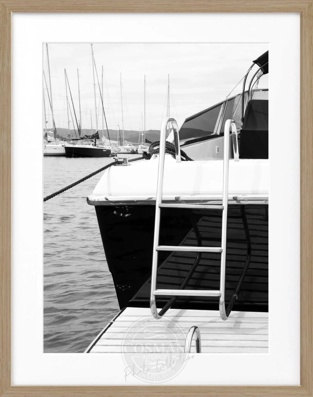 Schwarz-weiß Poster mit Rahmen ’Yacht’ Saint Tropez, 25x31 cm, von Cosman-Photocollection, maritime Motiv.