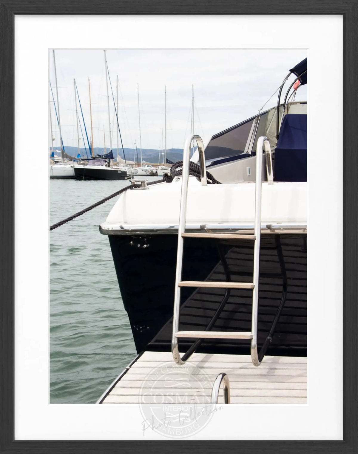 Schwarz-weiß Poster mit Rahmen ‘Yacht’ Saint Tropez, von Cosman-Photocollection, 25x31cm, modernes maritimes Wandbild