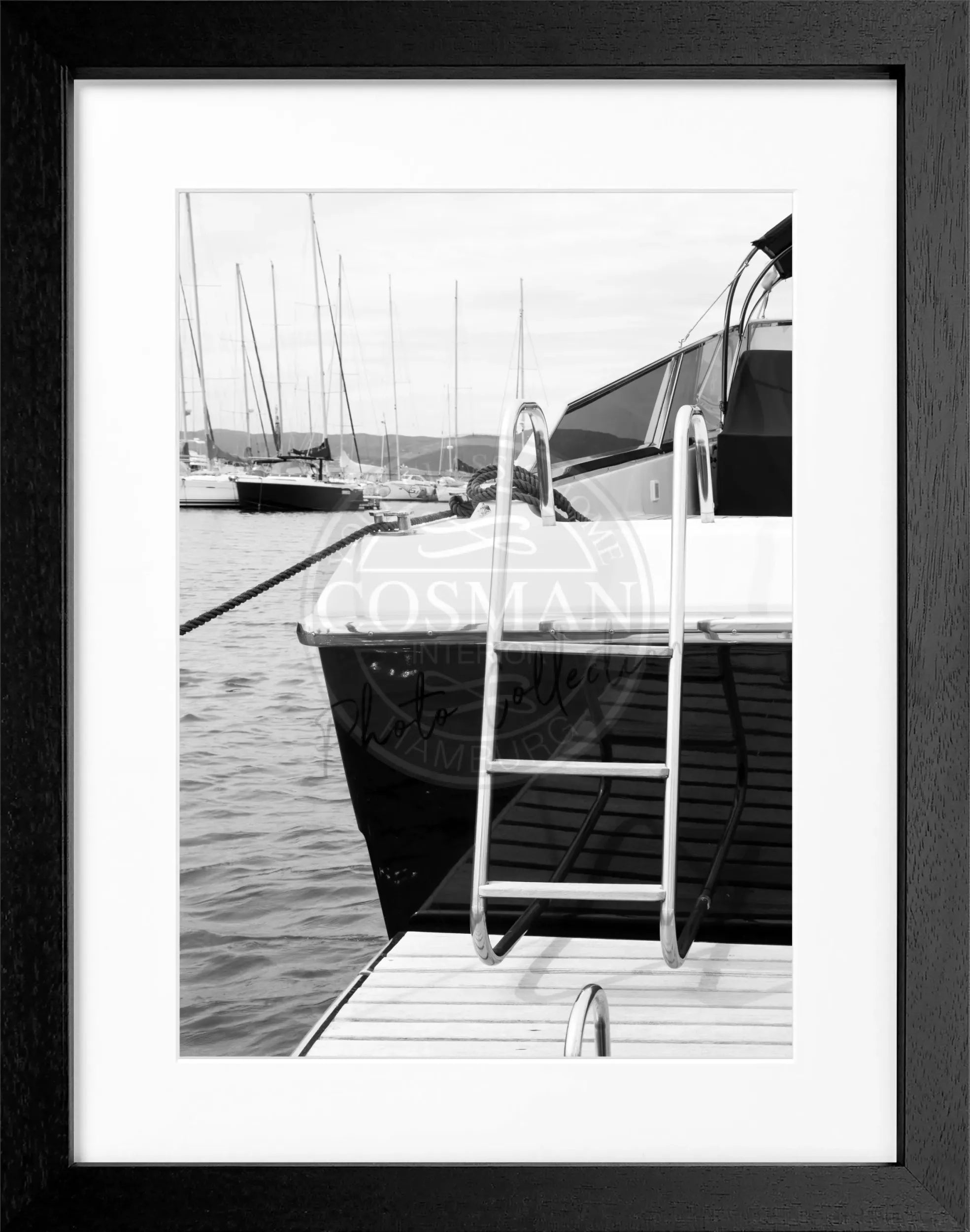Schwarz-weiß Poster mit Rahmen, Yacht in Saint Tropez, von Cosman-Photocollection, 25x31 cm, maritimes Motiv.