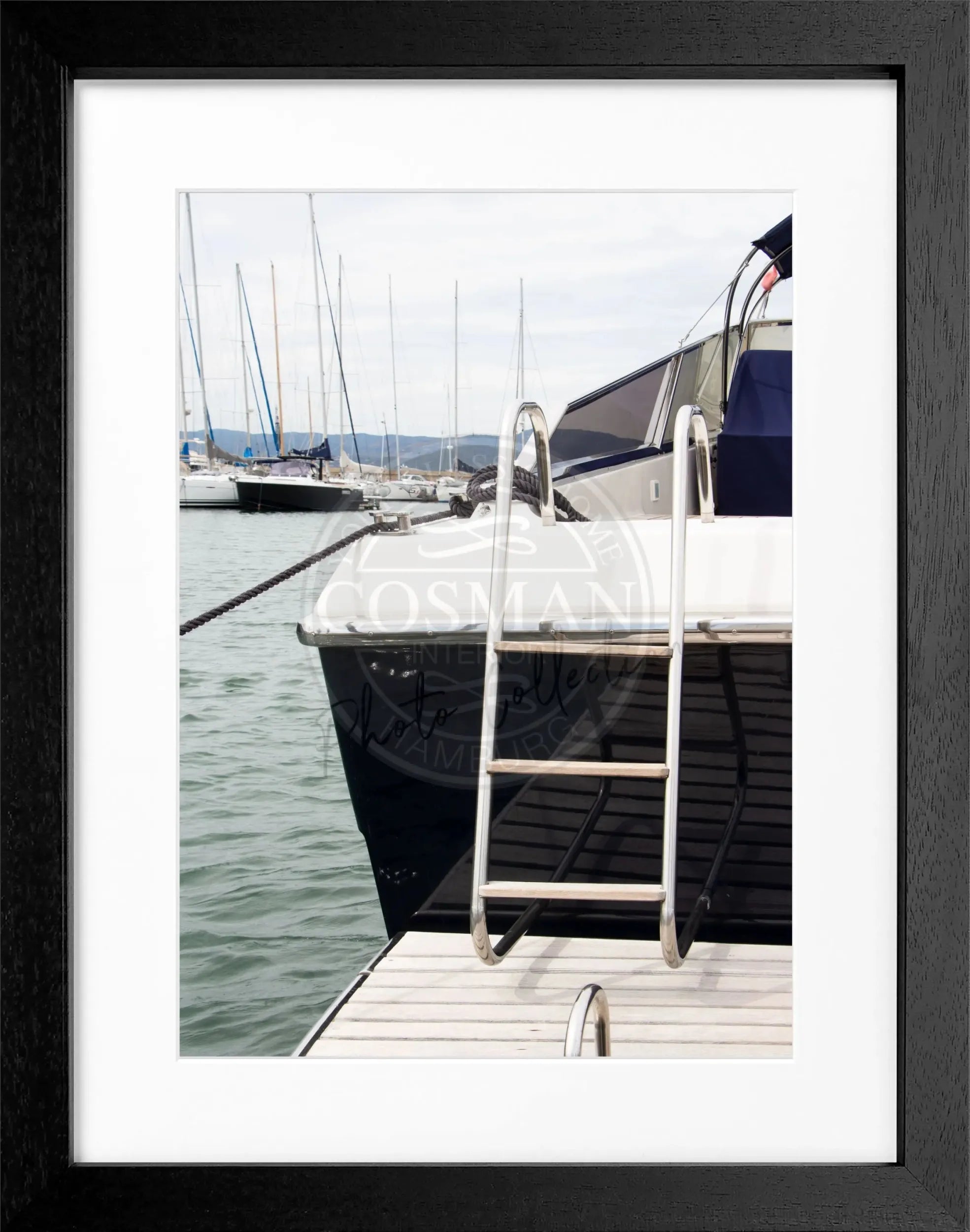Schwarz-weiß Poster mit Rahmen 'Yacht' Saint Tropez von Cosman-Photocollection, 25x31 cm, maritimes Meeresmotiv.