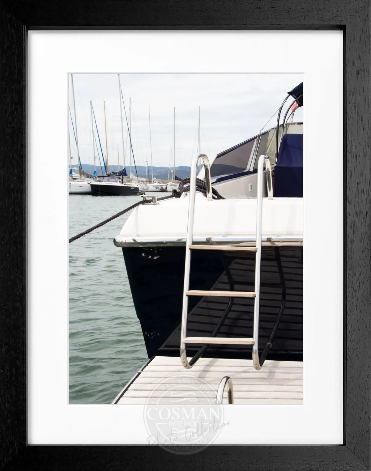 Schwarz-weiß Poster mit Rahmen 'Yacht' Saint Tropez von Cosman-Photocollection, 25x31 cm, maritimes Meeresmotiv.