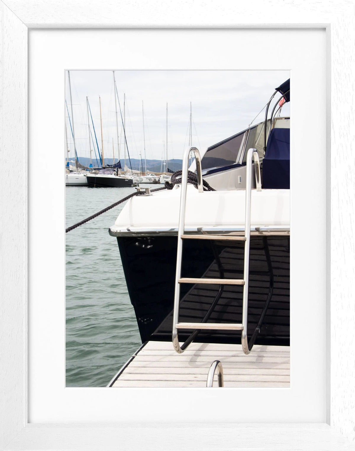 Schwarz-weiß Poster mit Rahmen von einer Yacht in Saint Tropez, Maße 25x31 cm, von Cosman-Photocollection.