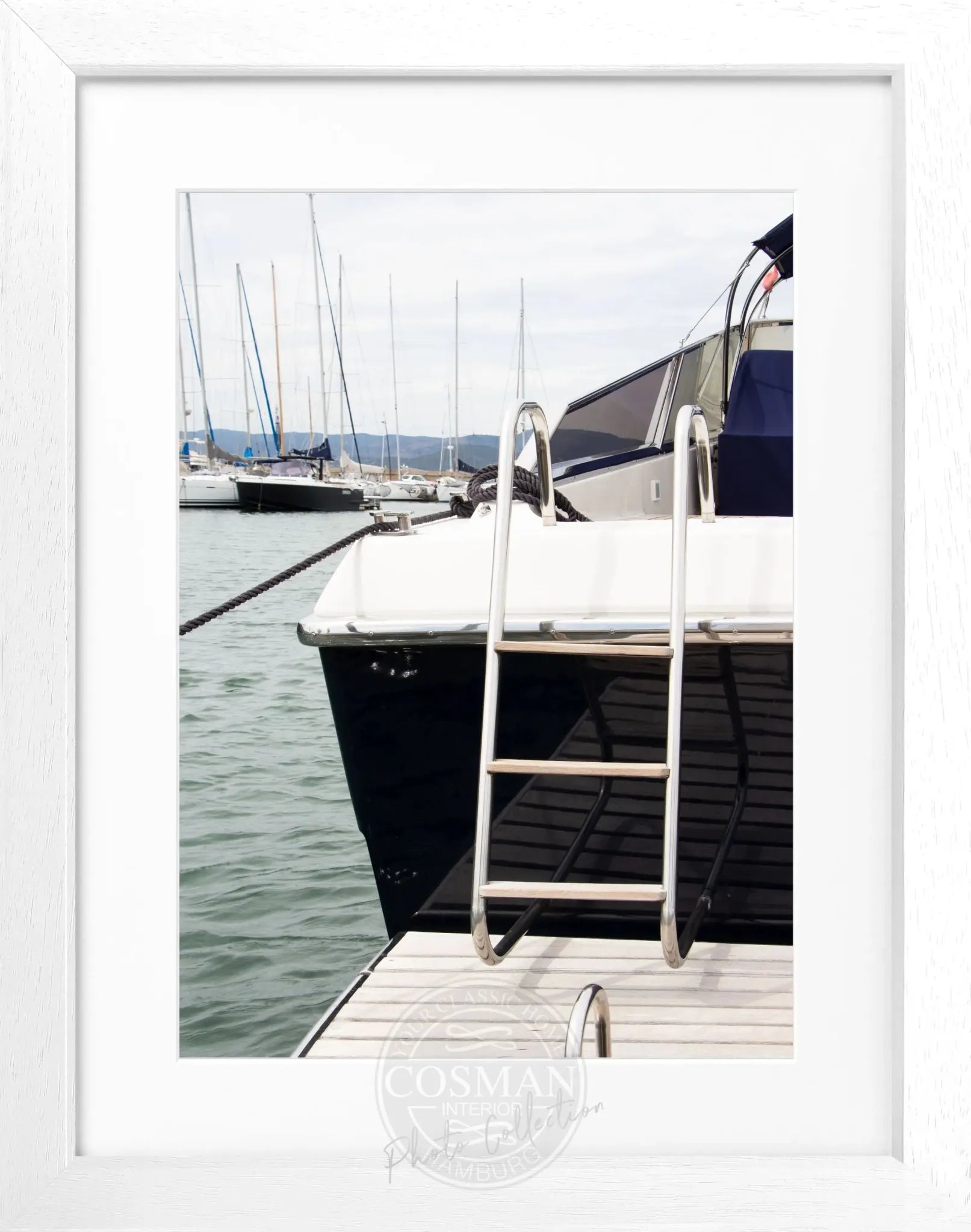 Schwarz-weiß Poster mit Rahmen von einer Yacht in Saint Tropez, Maße 25x31 cm, von Cosman-Photocollection.