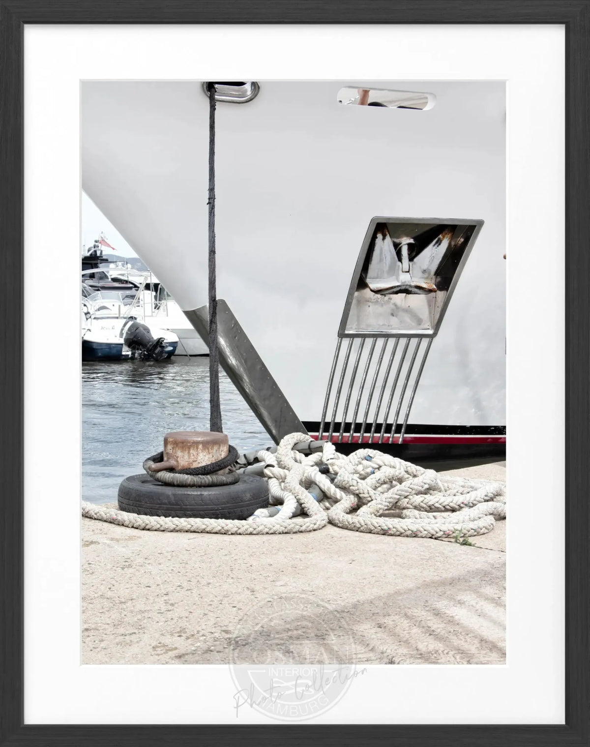 Schwarz-weiß Poster mit Rahmen von Cosman-Photocollection, Yacht in Saint Tropez, Format 25x31 cm, maritime Dekoration