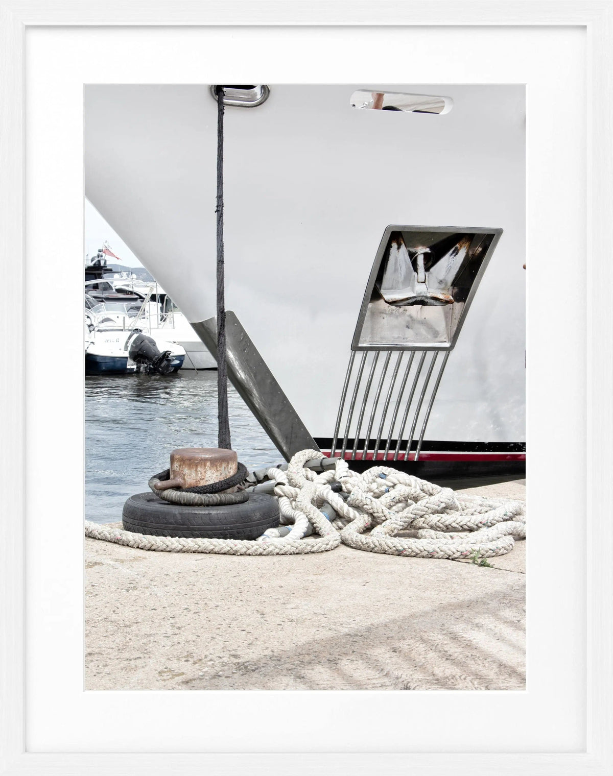 Schwarz-weiß Poster mit Rahmen, Yacht Motiv, Saint Tropez, von Cosman-Photocollection, 25x31 cm, elegant und stilvoll.