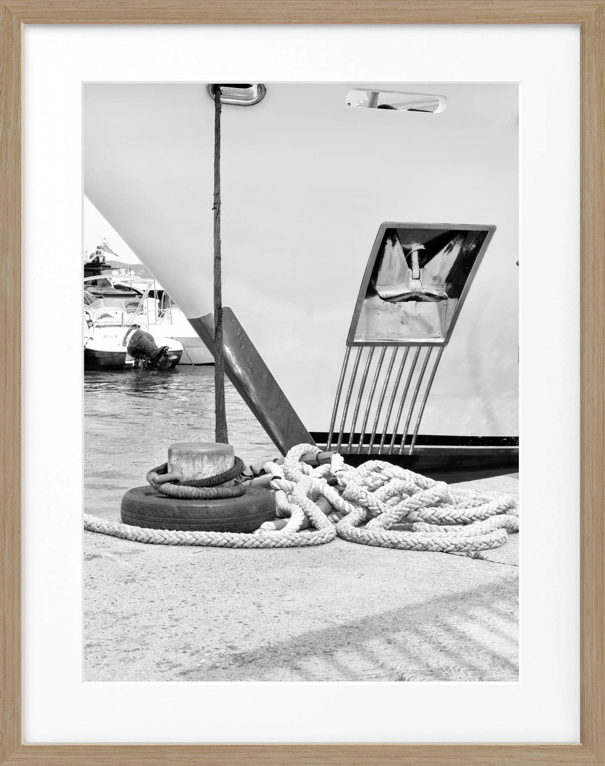 Schwarz-weiß Poster mit Rahmen ’Yacht’ Saint Tropez, von Cosman-Photocollection, 25x31 cm, maritimes Motiv, maritime Dekoration