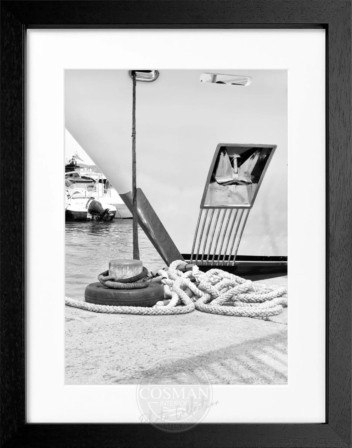Schwarz-weiß Poster mit Rahmen von Cosman-Photocollection, Motiv einer Yacht in Saint Tropez, 25x31 cm, elegantes Maritim-Design
