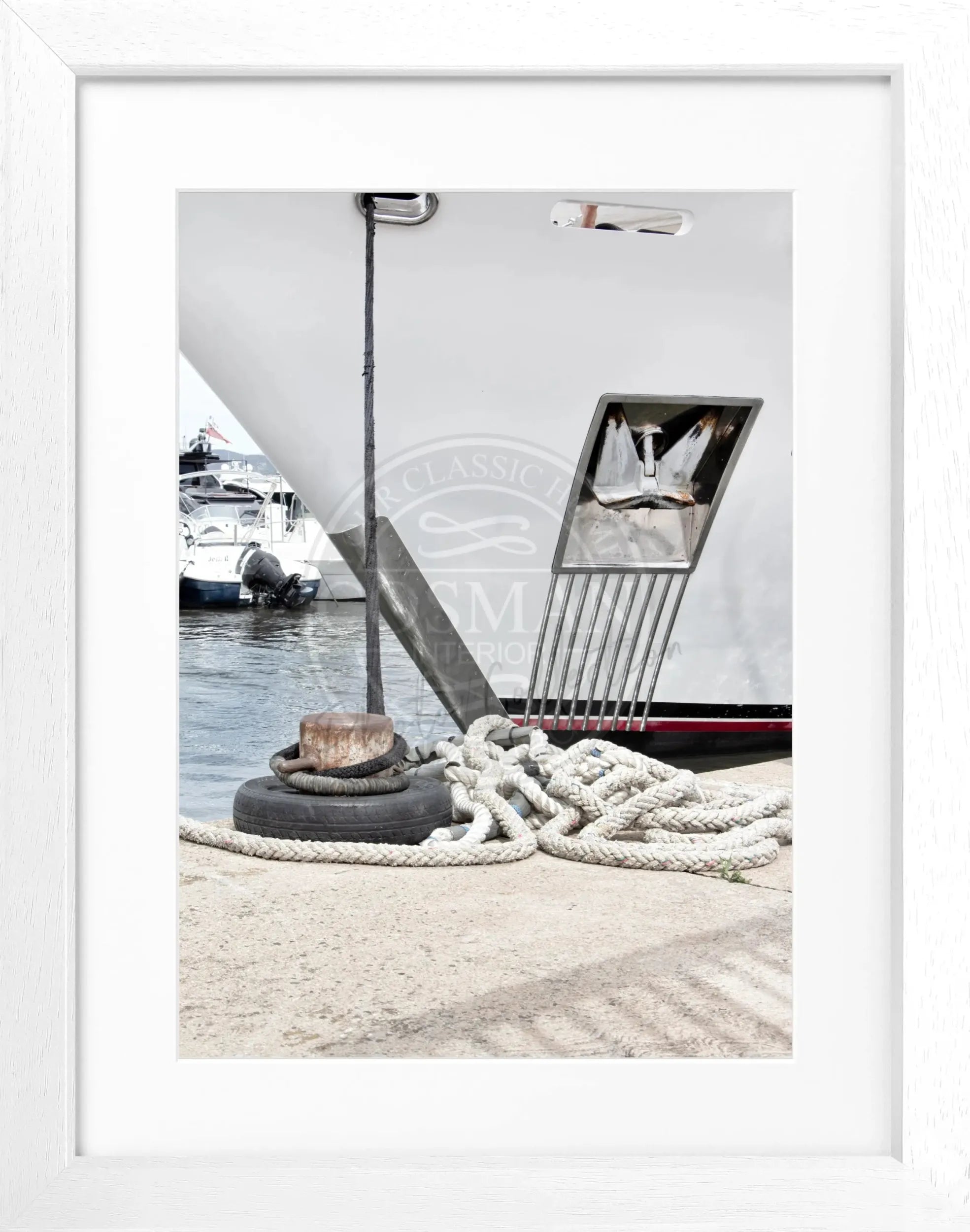 Schwarz-weiß Poster mit Rahmen, Motiv einer Yacht in Saint Tropez, von Cosman-Photocollection, Maße 25x31 cm