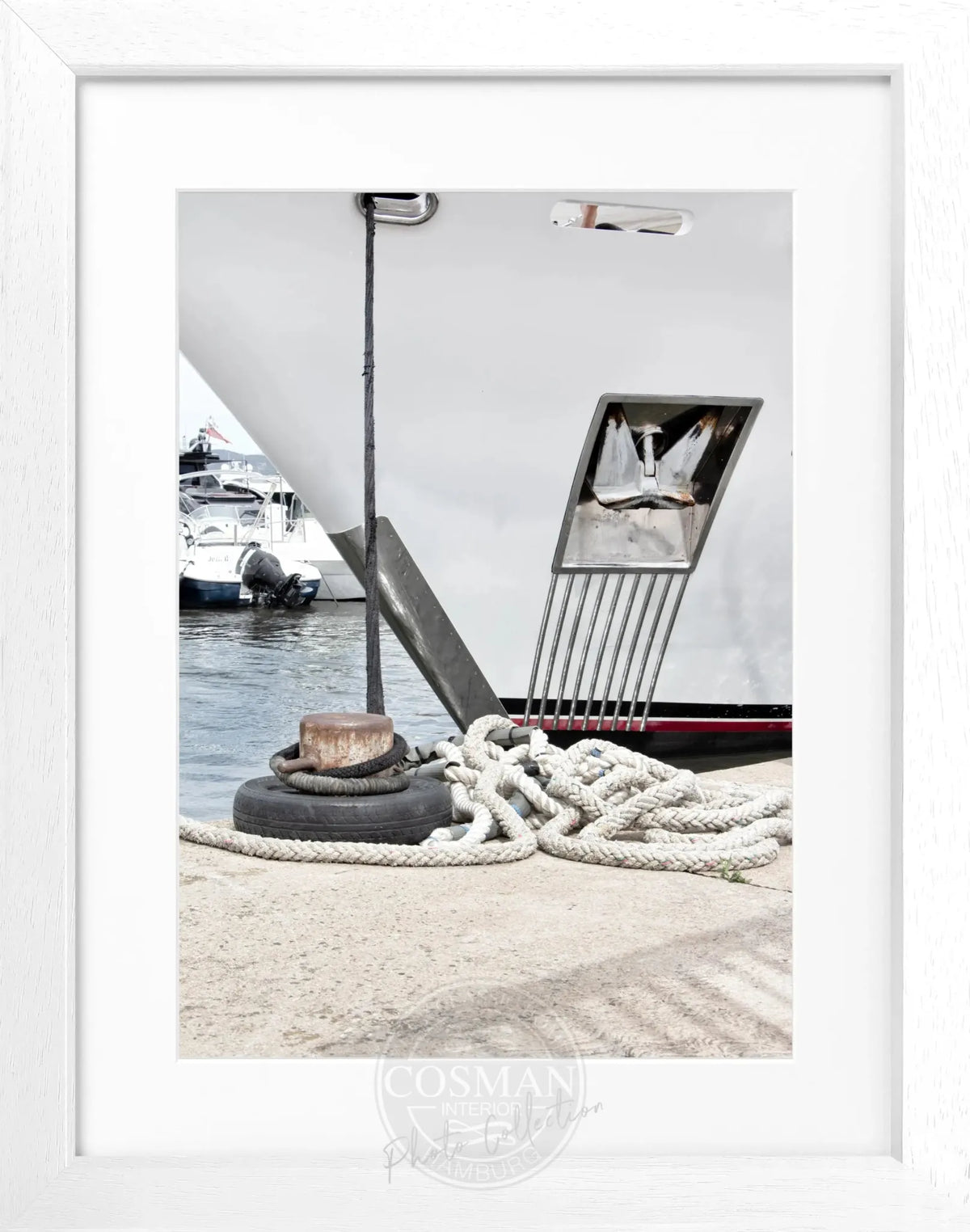 Schwarz-weiß Poster mit Rahmen, Motiv einer Yacht in Saint Tropez, von Cosman-Photocollection, Maße 25x31 cm