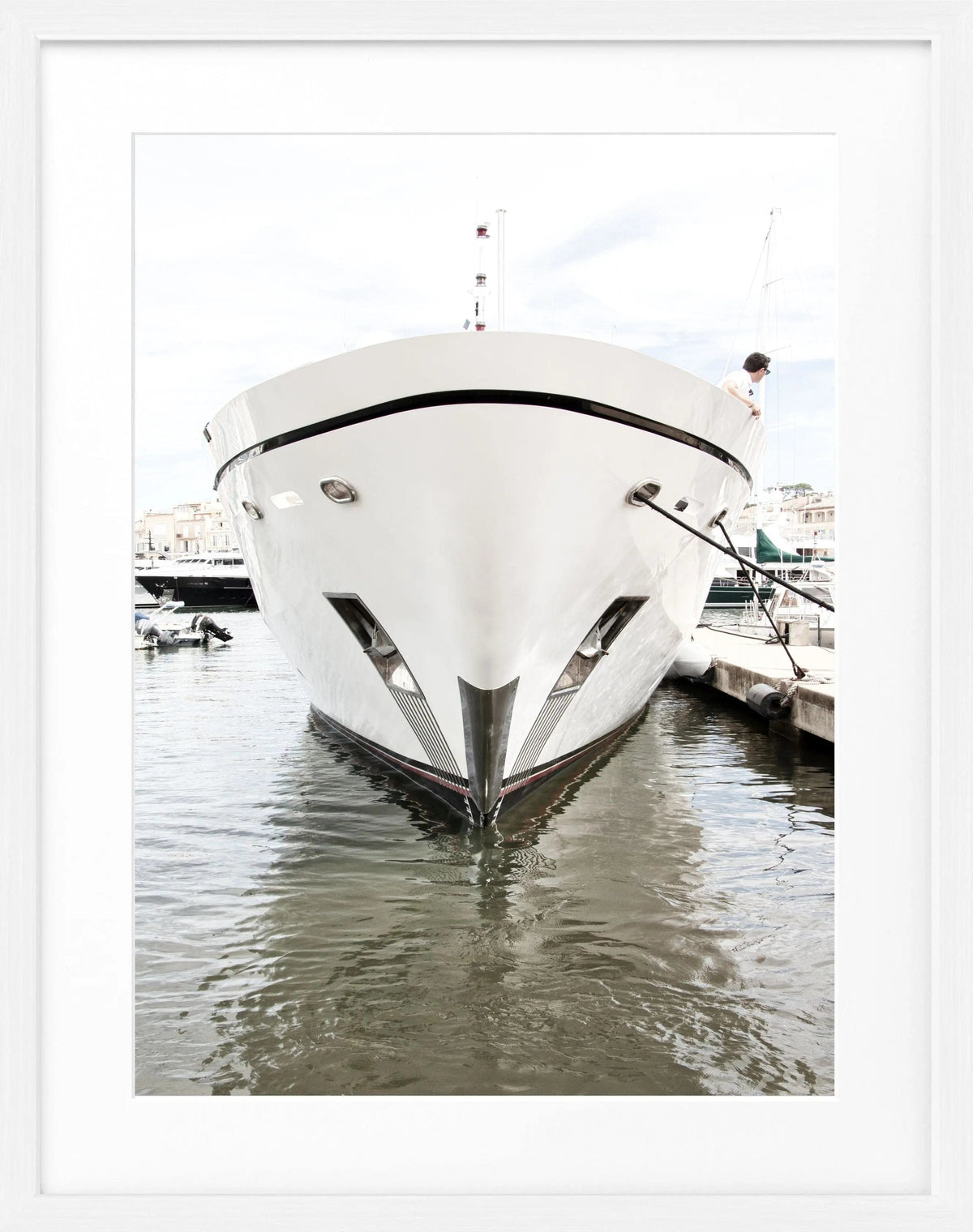 Schwarz-weiß Poster mit Rahmen von Cosman-Photocollection, Motiv einer Yacht in Saint Tropez, 25x31 cm, elegantes Wandschmuck