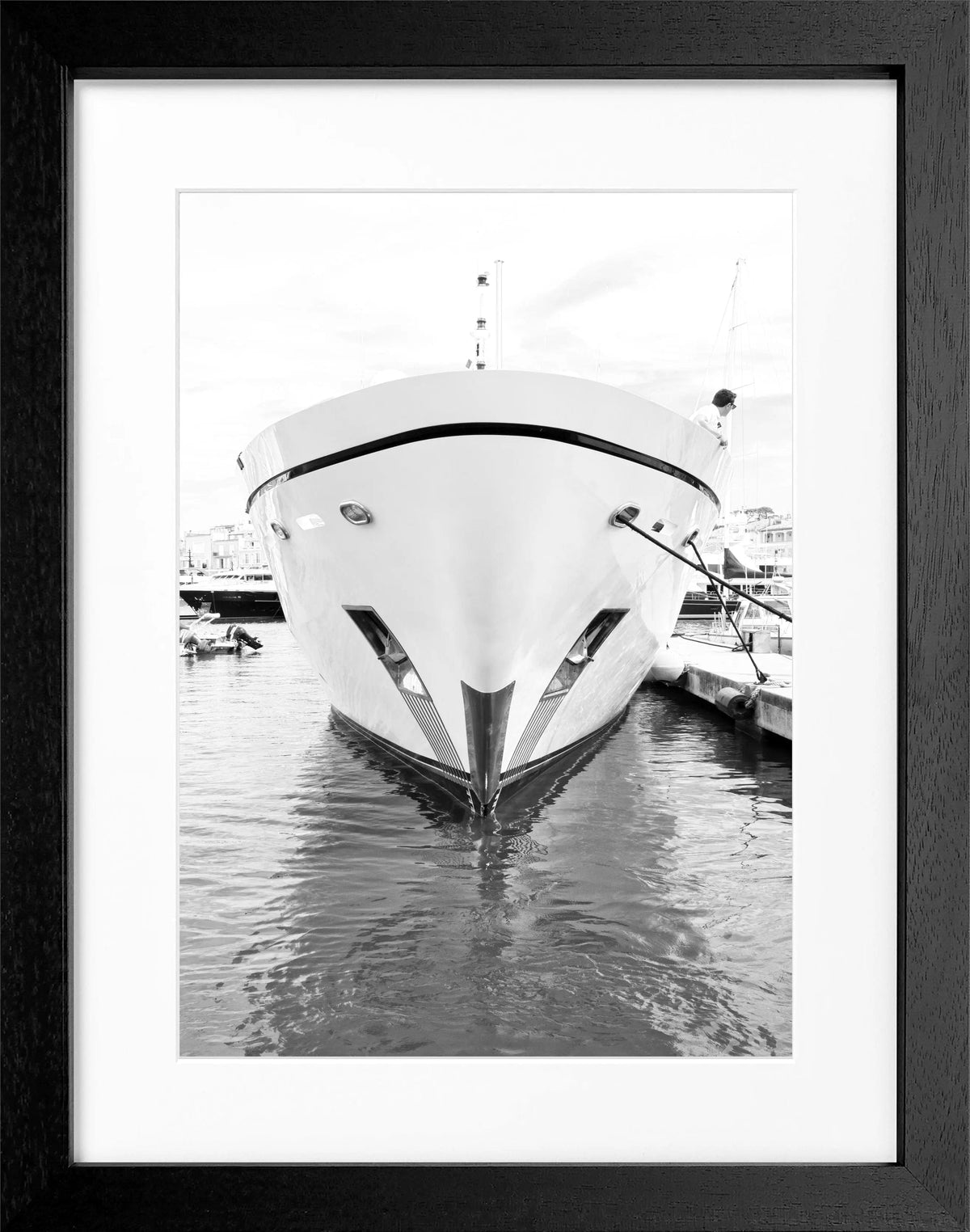 Schwarz-weiß Poster mit Rahmen, Yacht in Saint Tropez, Cosman-Photocollection, 25x31cm, elegantes maritimes Wandbild