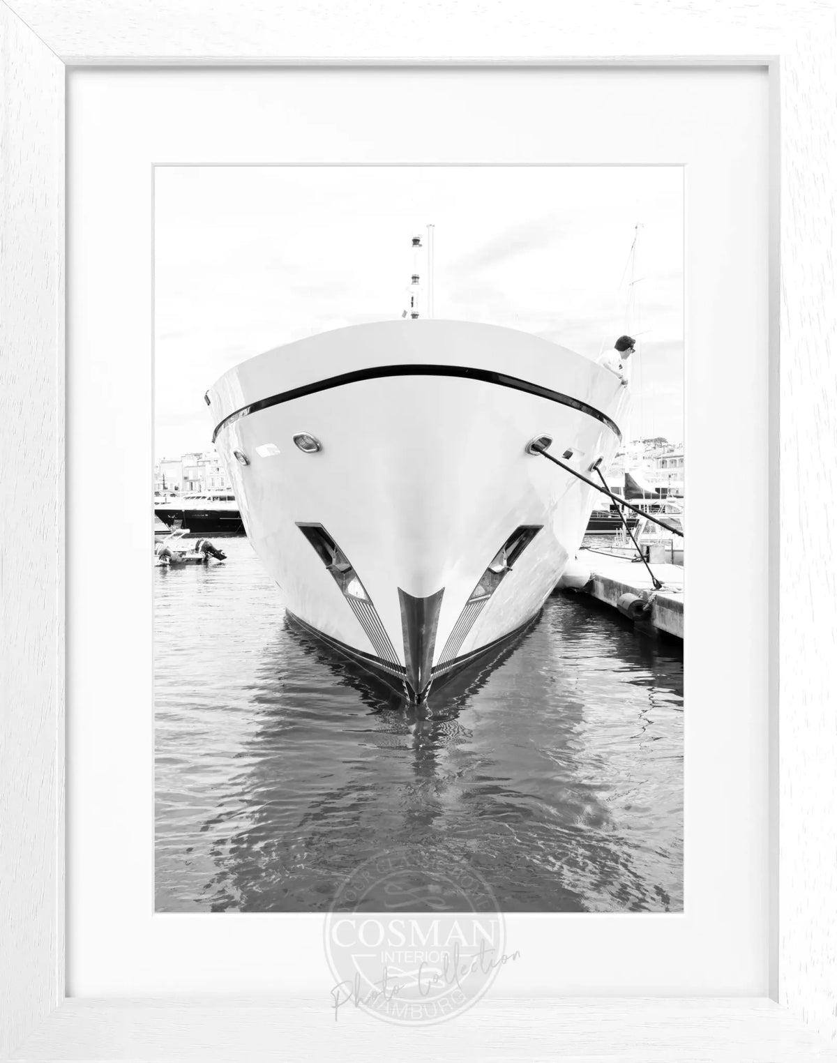 Schwarz-weiß Poster mit Rahmen 'Yacht' Saint Tropez von Cosman-Photocollection, 25x31 cm, maritime Meeresmotivation.