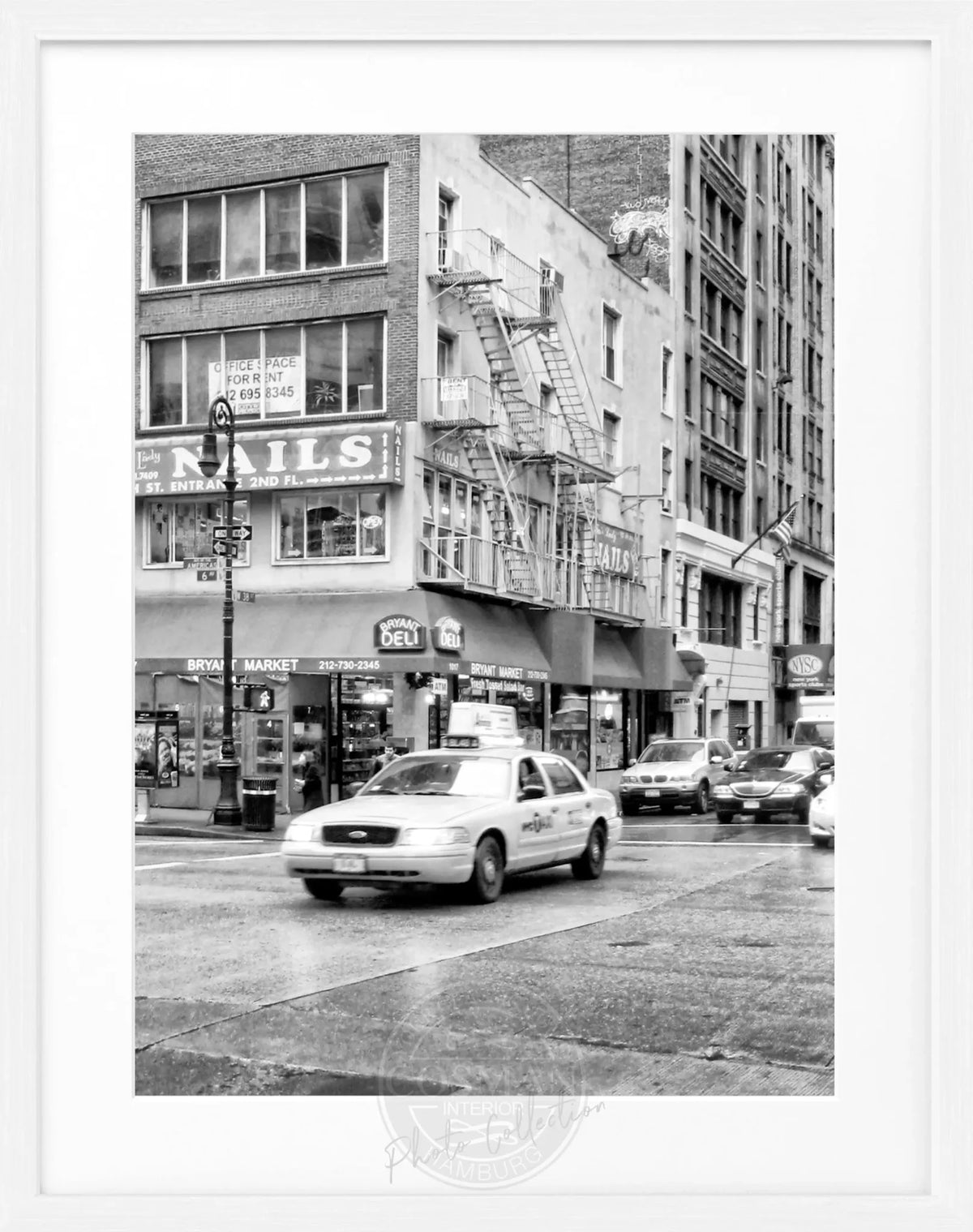 Schwarz-weiß Poster mit Rahmen von Cosman-Photocollection, zeigt ein gelbes Taxi in New York City, Maße 25x31cm