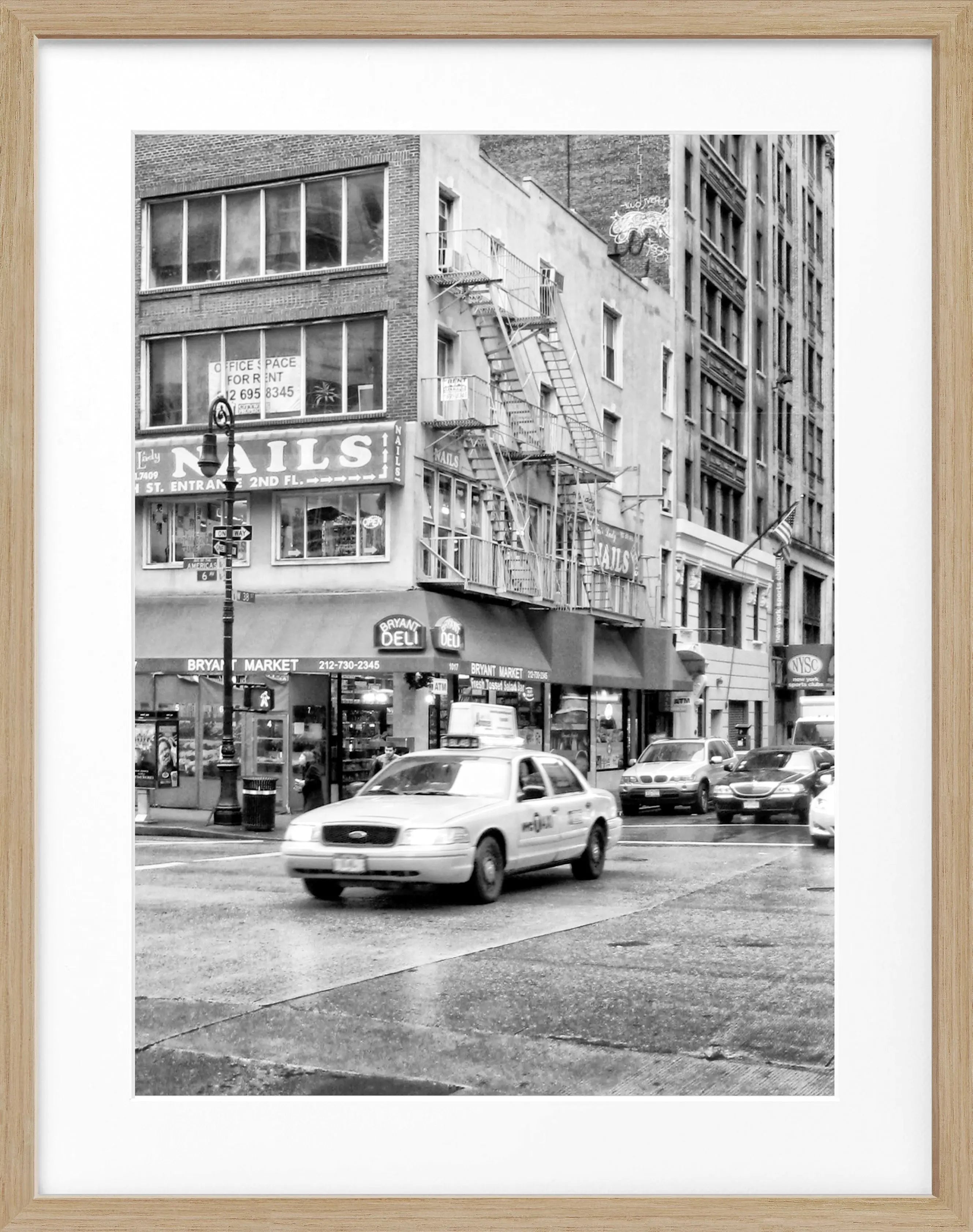 Schwarz-weiß Poster mit Rahmen von Cosman-Photocollection, gelber Taxi in New York, Maße 25x31 cm, urbanes Stadtmotiv
