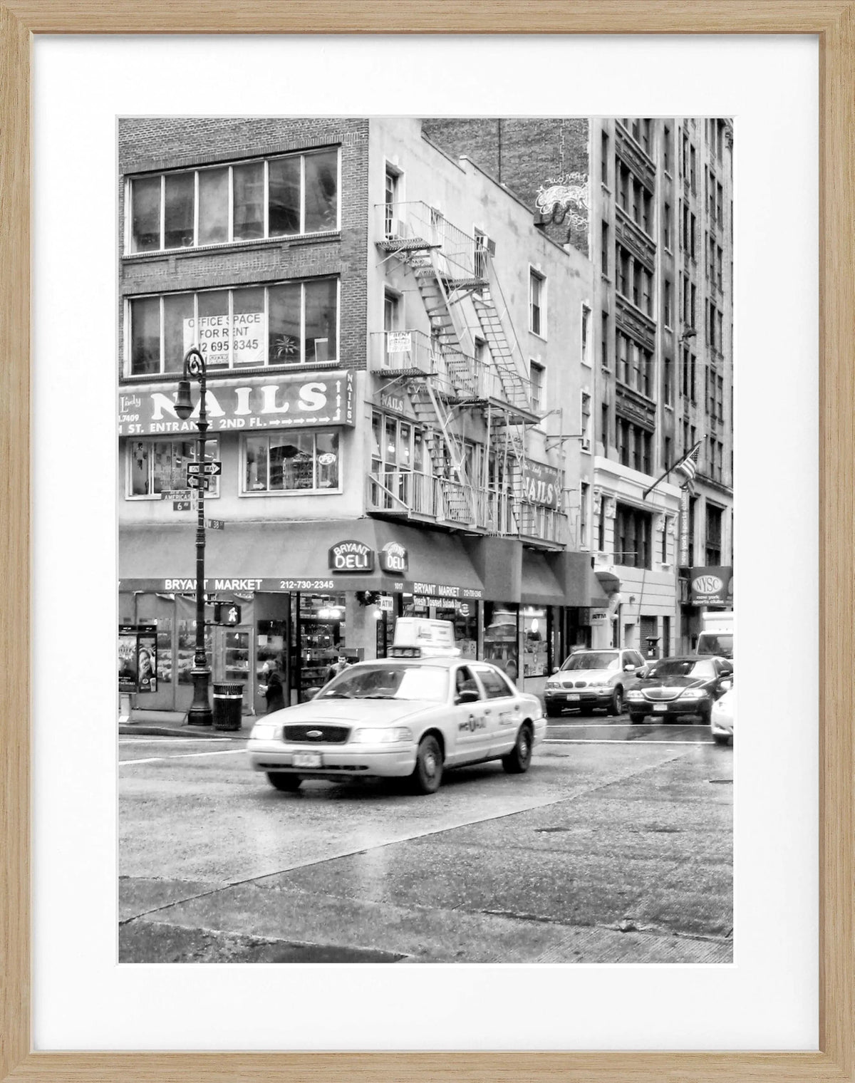 Schwarz-weiß Poster mit Rahmen von Cosman-Photocollection, zeigt ein gelbes Taxi in New York City, Maße 25x31 cm.