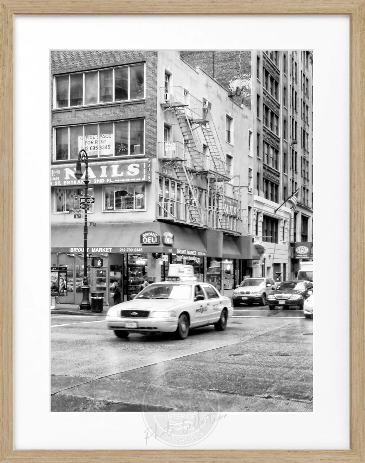 Schwarz-weiß Poster mit Rahmen von Cosman-Photocollection, zeigt ein gelbes Taxi in New York City, Maße 25x31 cm.