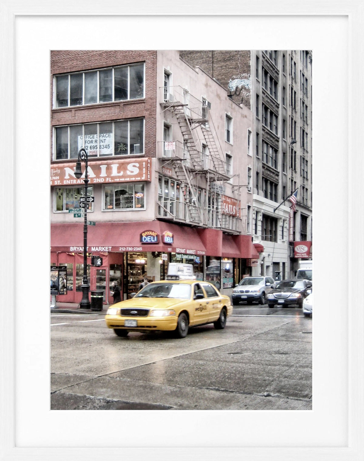 Schwarz-weiß Poster mit Rahmen ‘Yellow Cab’ von Cosman-Photocollection, New York City, Motiv mit gelbem Taxi, 25x31 cm