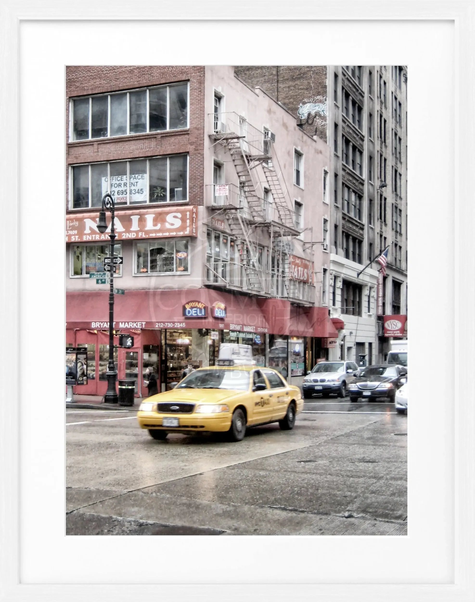 Schwarz-weiß Poster mit Rahmen ‘Yellow Cab’ von Cosman-Photocollection, New York City, Motiv mit gelbem Taxi, 25x31 cm
