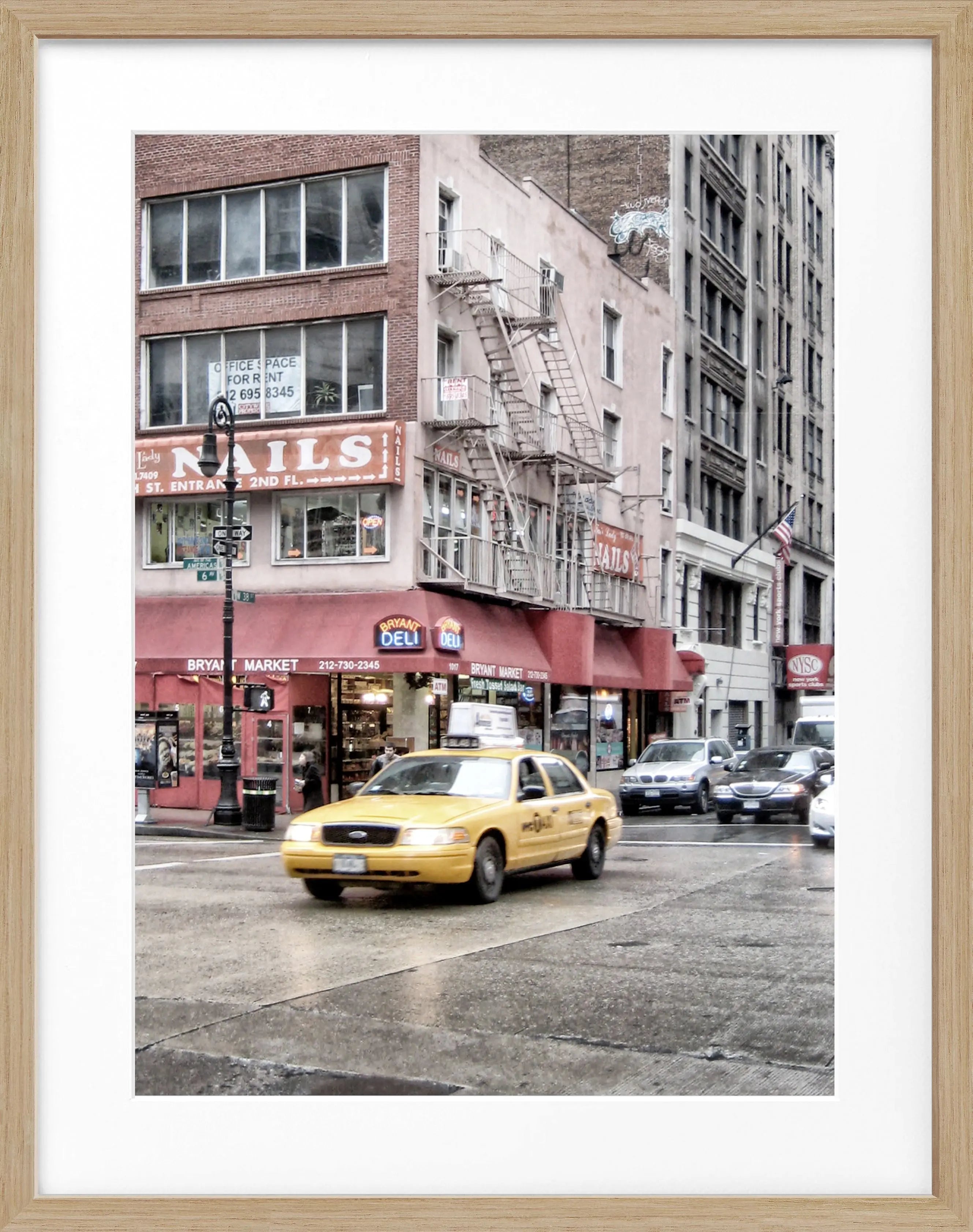 Schwarz-weiß Poster mit Rahmen von Cosman-Photocollection, zeigt ein Yellow Cab in New York, Maße 25x31cm, urbanes Stadtmotiv.