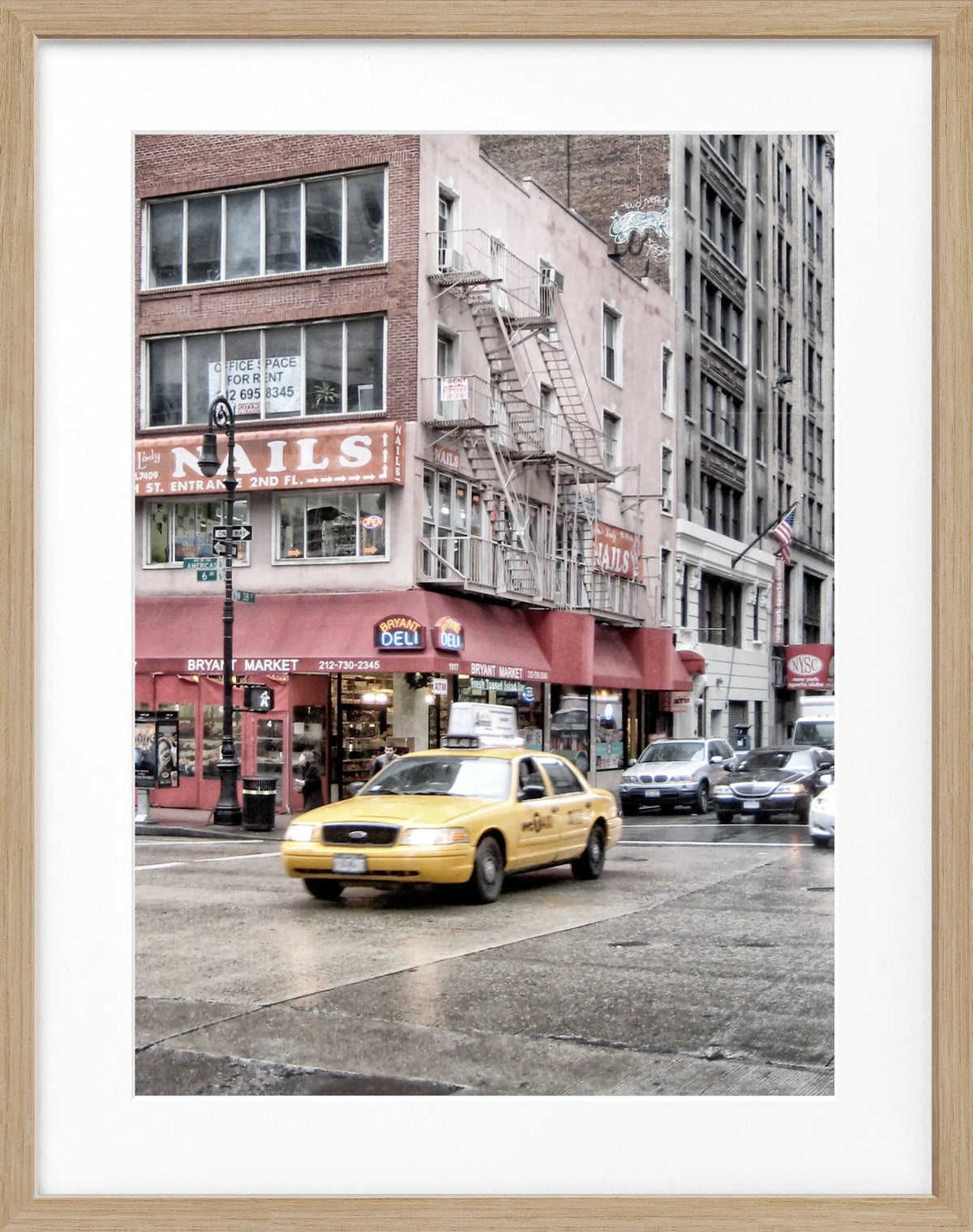 Schwarz-weiß Poster mit Rahmen von Cosman-Photocollection, zeigt ein Yellow Cab in New York, Maße 25x31 cm, stilvolles Wandbild