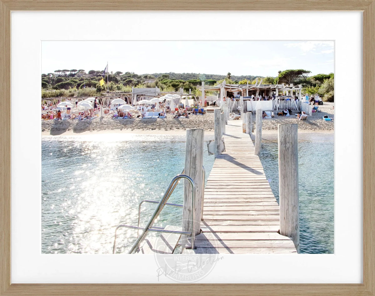 Schwarz-weiß Poster mit Rahmen von Cosman-Photocollection, Motiv des Beach Le Club 55 in Saint Tropez, 31x25 cm.