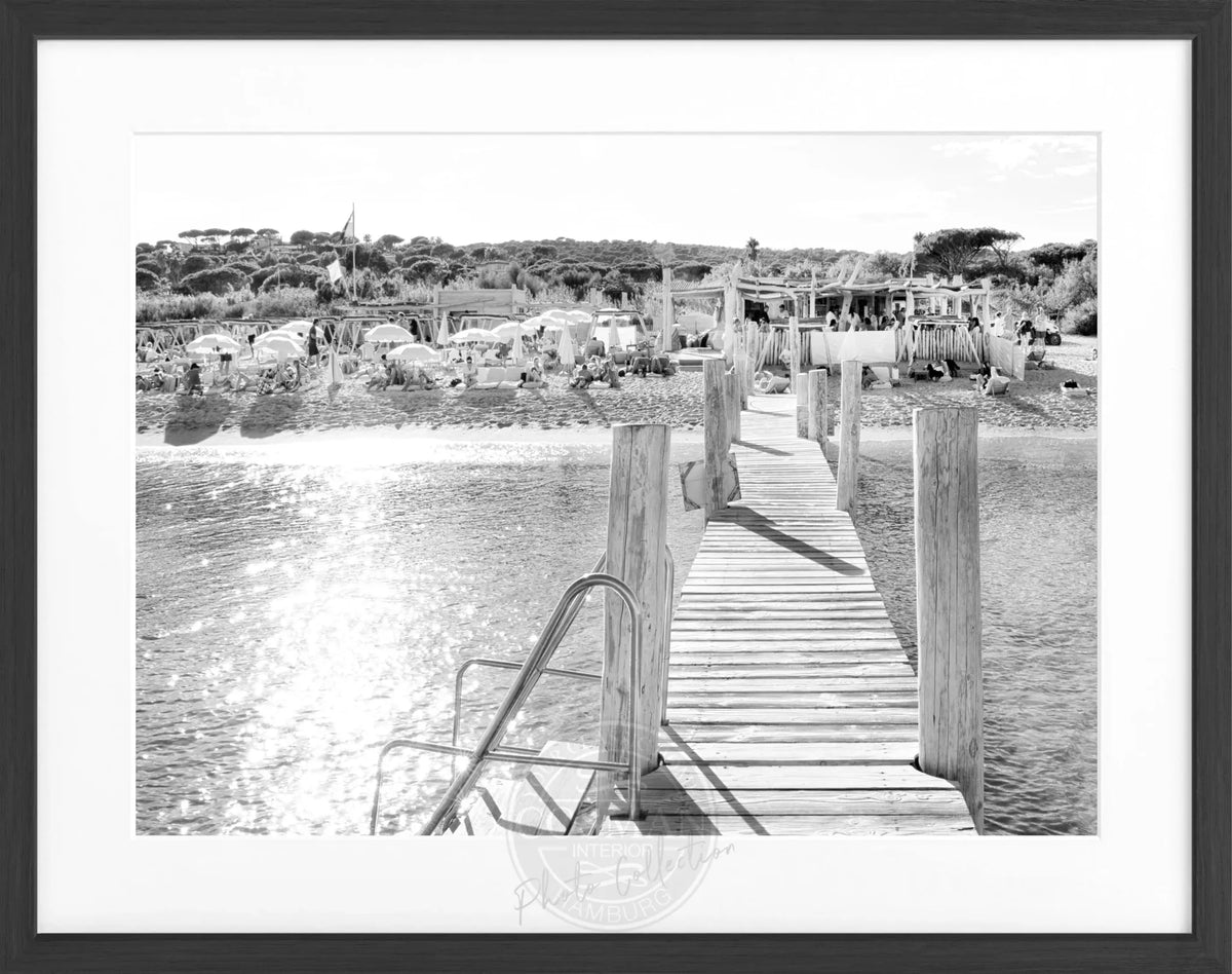 Schwarz-weiß Poster mit Rahmen von Cosman-Photocollection, Motiv 'Beach Le Club 55' in Saint Tropez, 31x25 cm