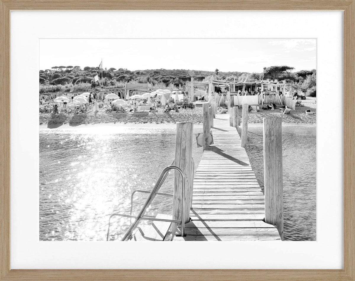 Schwarz-weiß Poster mit Rahmen von Cosman-Photocollection, Motiv ’Beach Le Club 55’ in Saint Tropez, 31x25 cm
