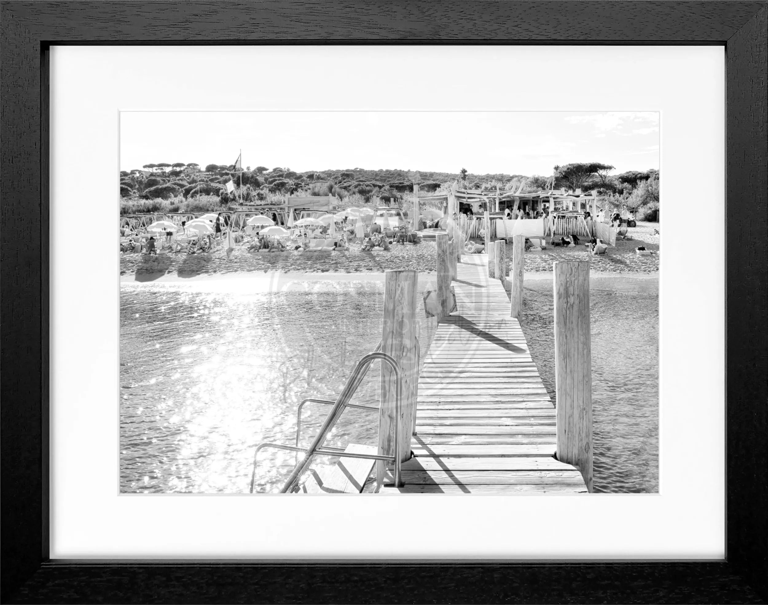 Schwarz-weiß Poster mit Rahmen von Cosman-Photocollection, Motiv 'Beach Le Club 55' in Saint Tropez, ca. 31x25 cm