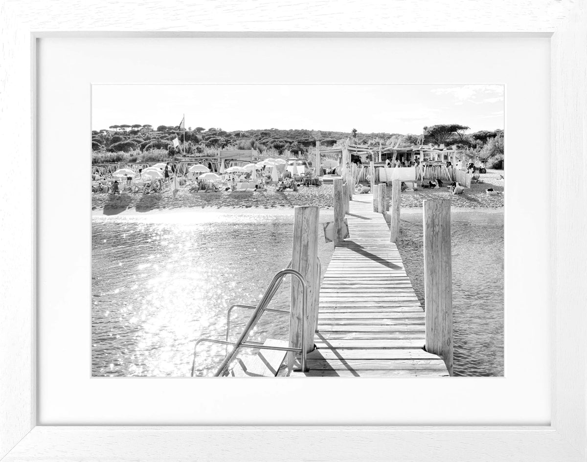Schwarz-weiß Poster mit Rahmen von Cosman-Photocollection, zeigt das Motiv ’Beach Le Club 55’ in Saint Tropez, 31x25 cm