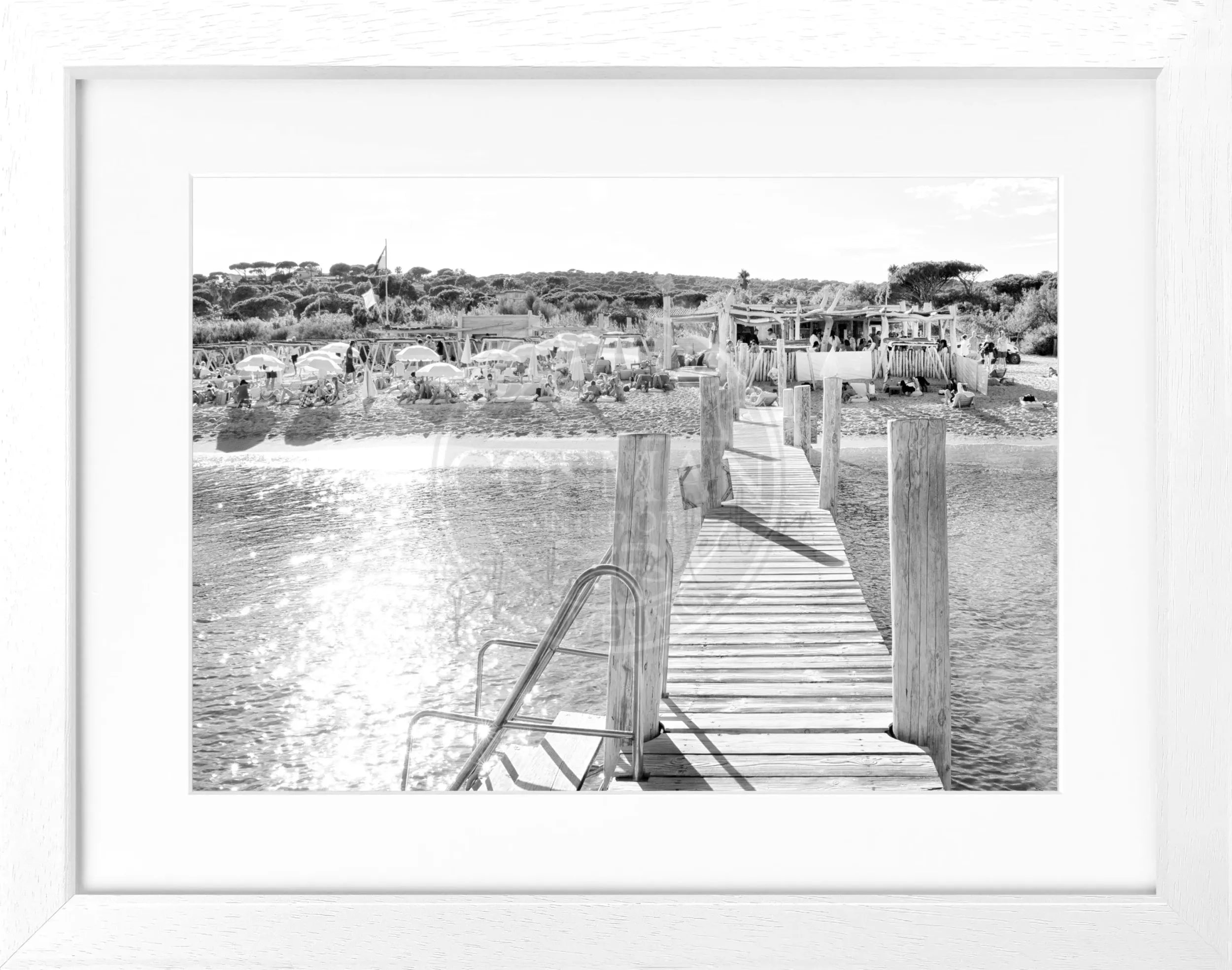 Schwarz-weiß Poster mit Rahmen von Cosman-Photocollection, zeigt das Motiv ’Beach Le Club 55’ in Saint Tropez, 31x25 cm